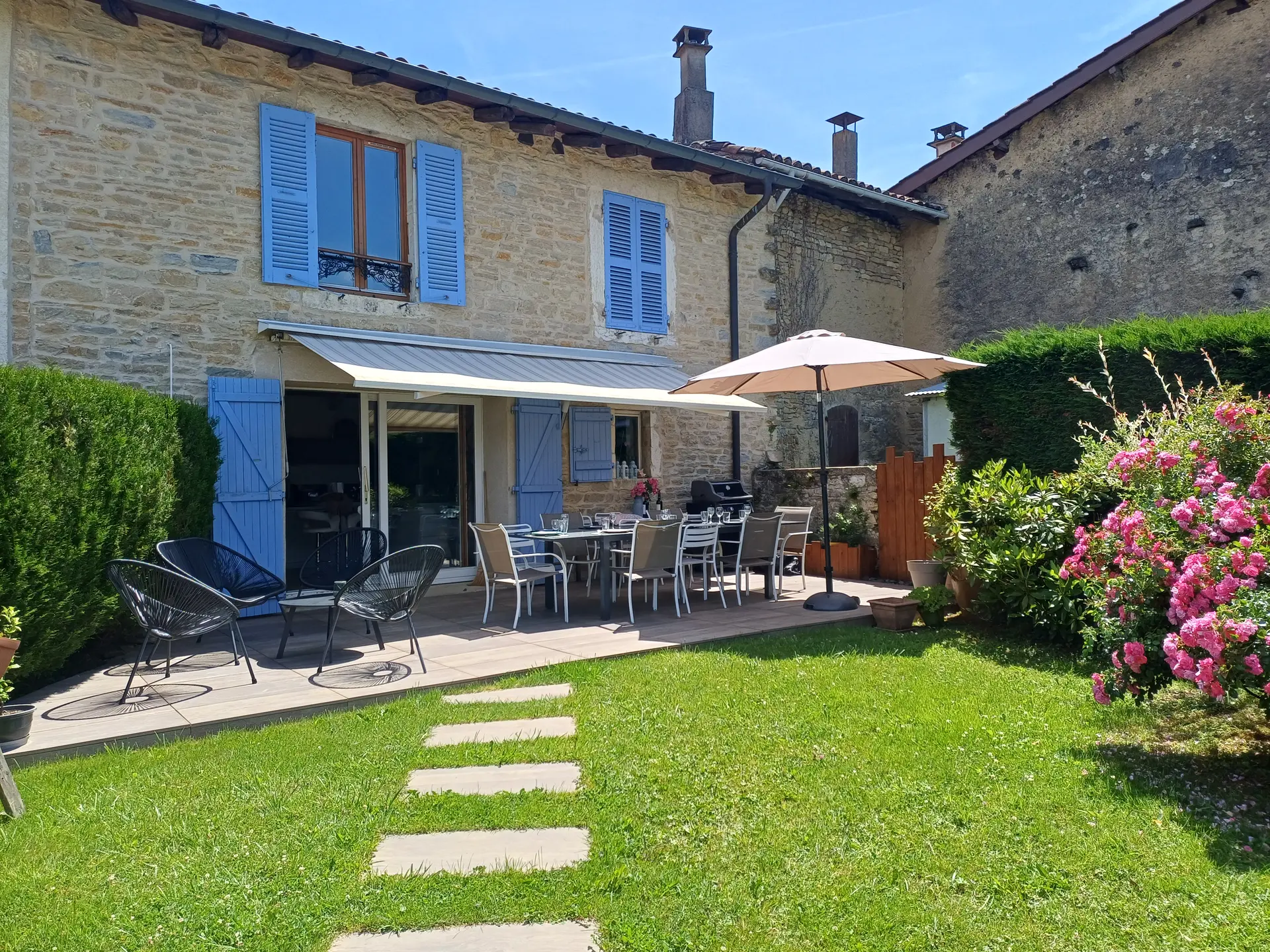 Coté terrasse et vue sur le batiment