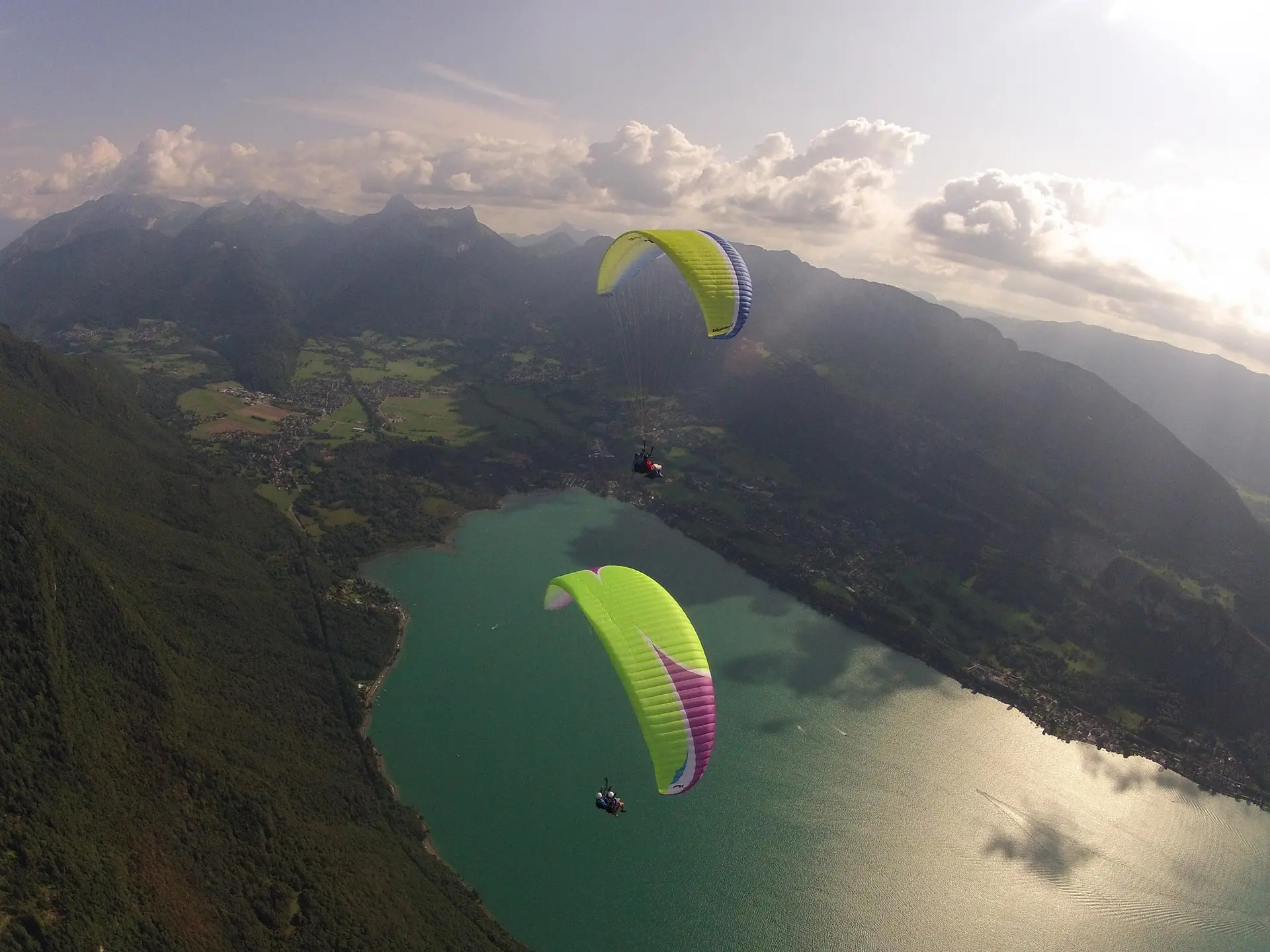 parapente biplace au dessus du lac d'Annecy