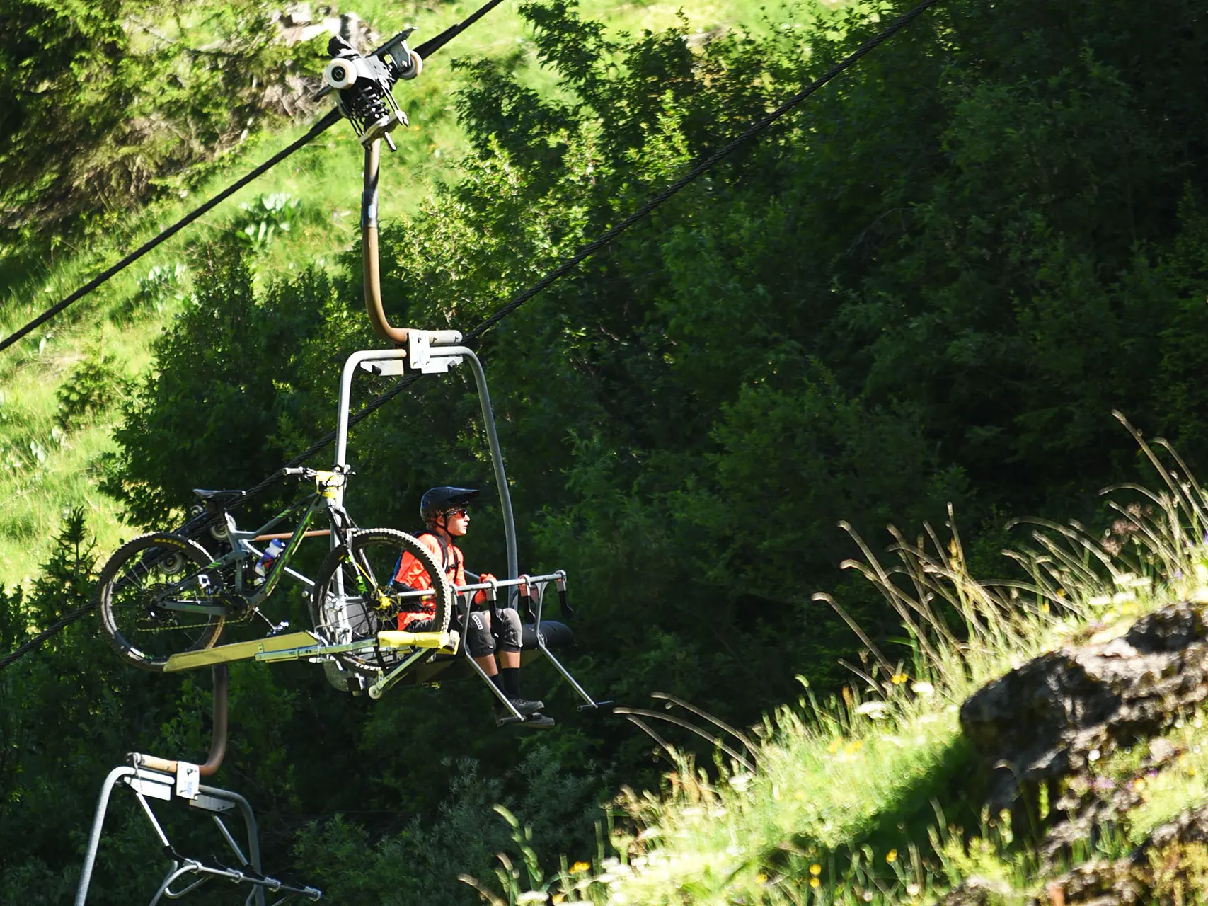 Accessible to mountain bikes (ascent only) and pedestrians (ascent and descent).