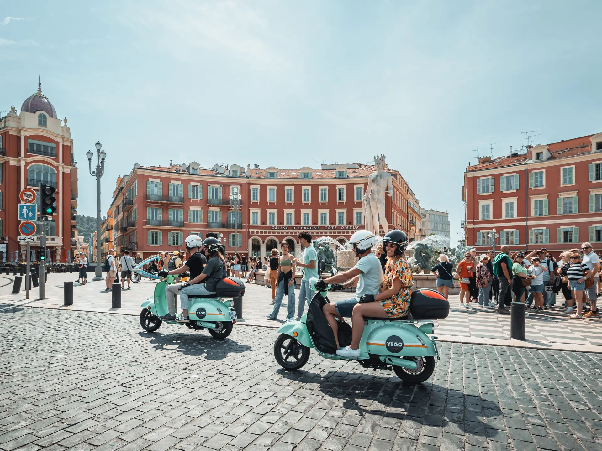 Les scooters YEGO sur la Place Masséna