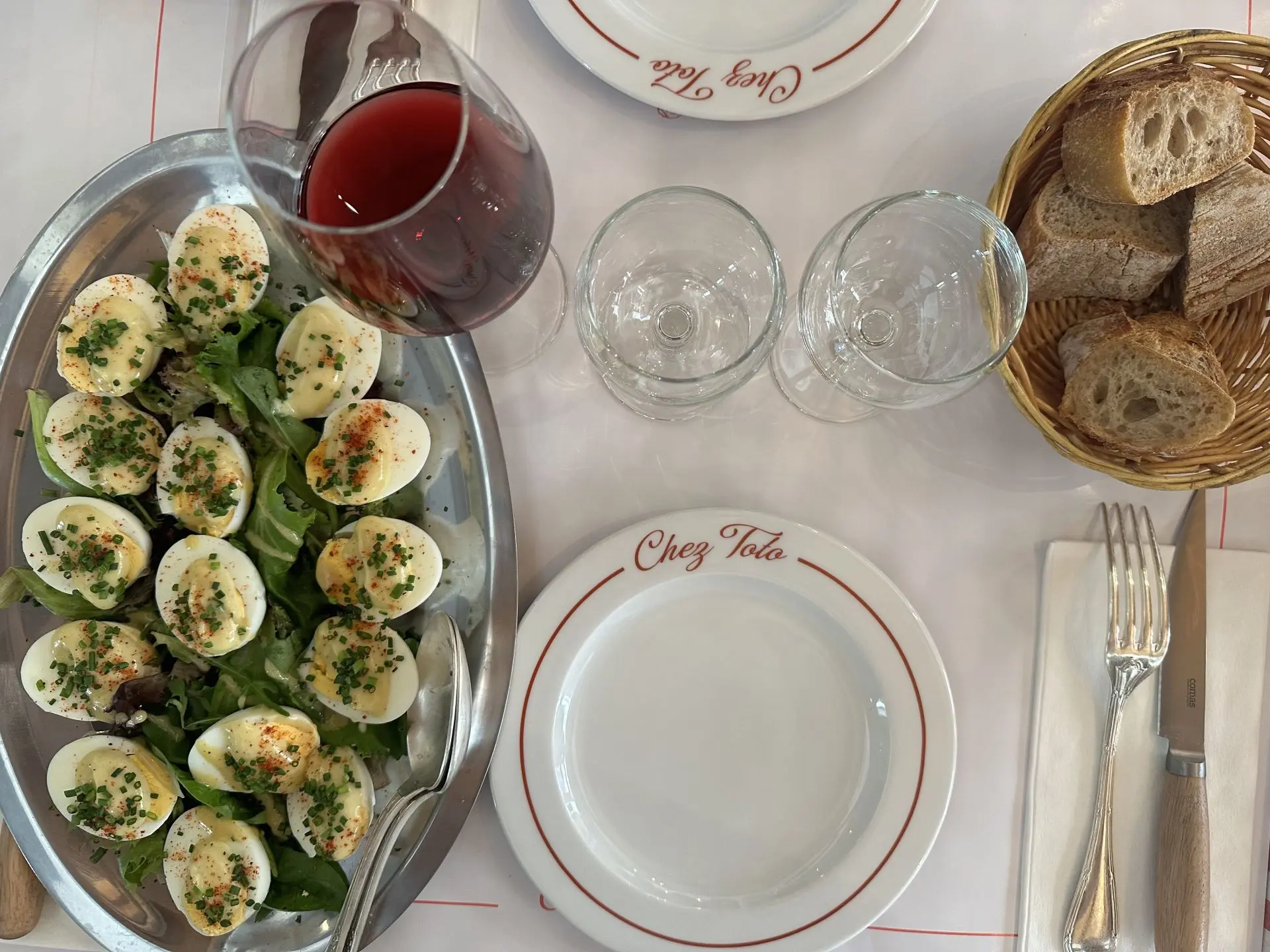 plats avec des oeufs mayonnaise et table dressée