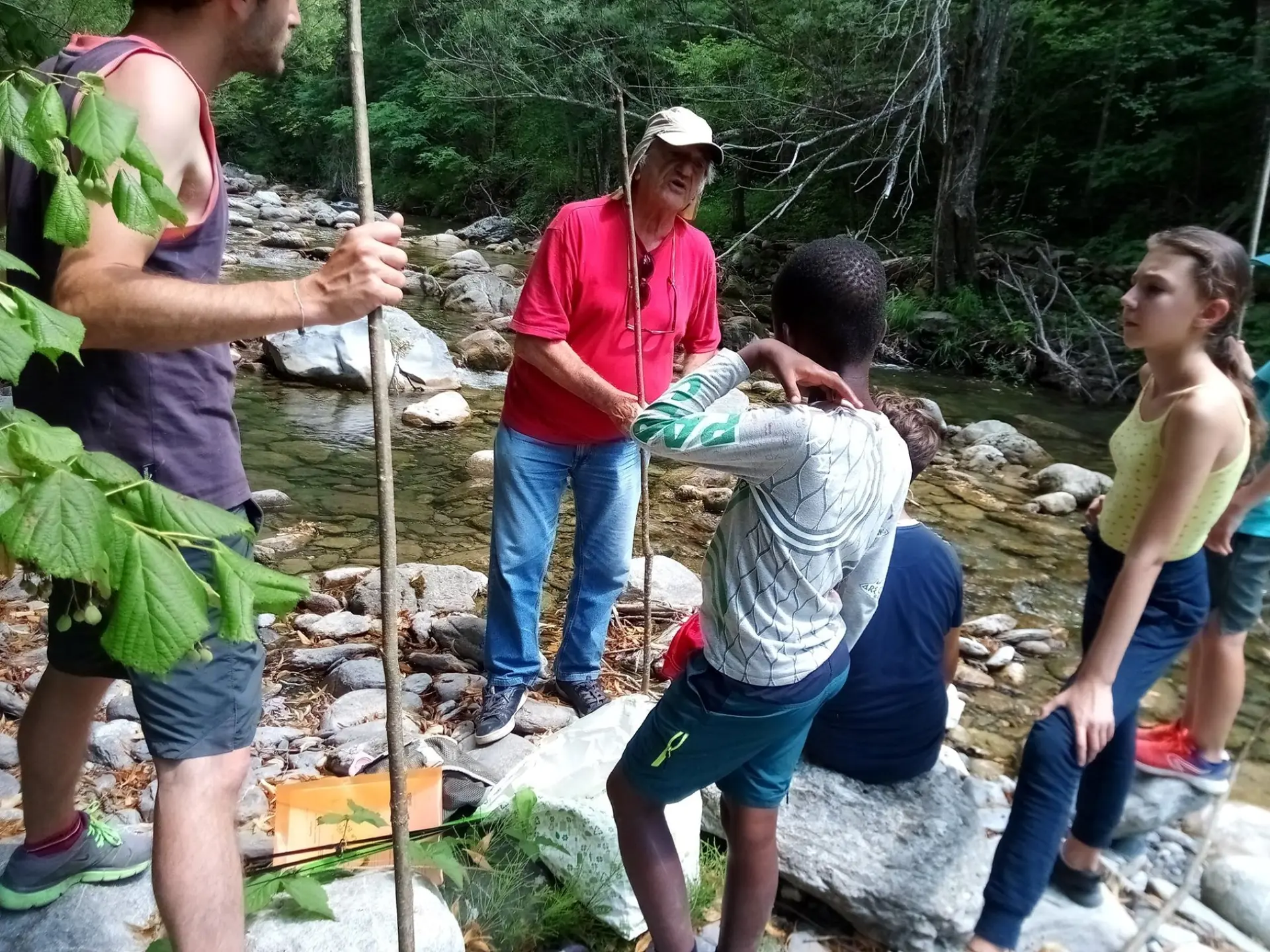 L'été Louis organise des initiations à la pêche.