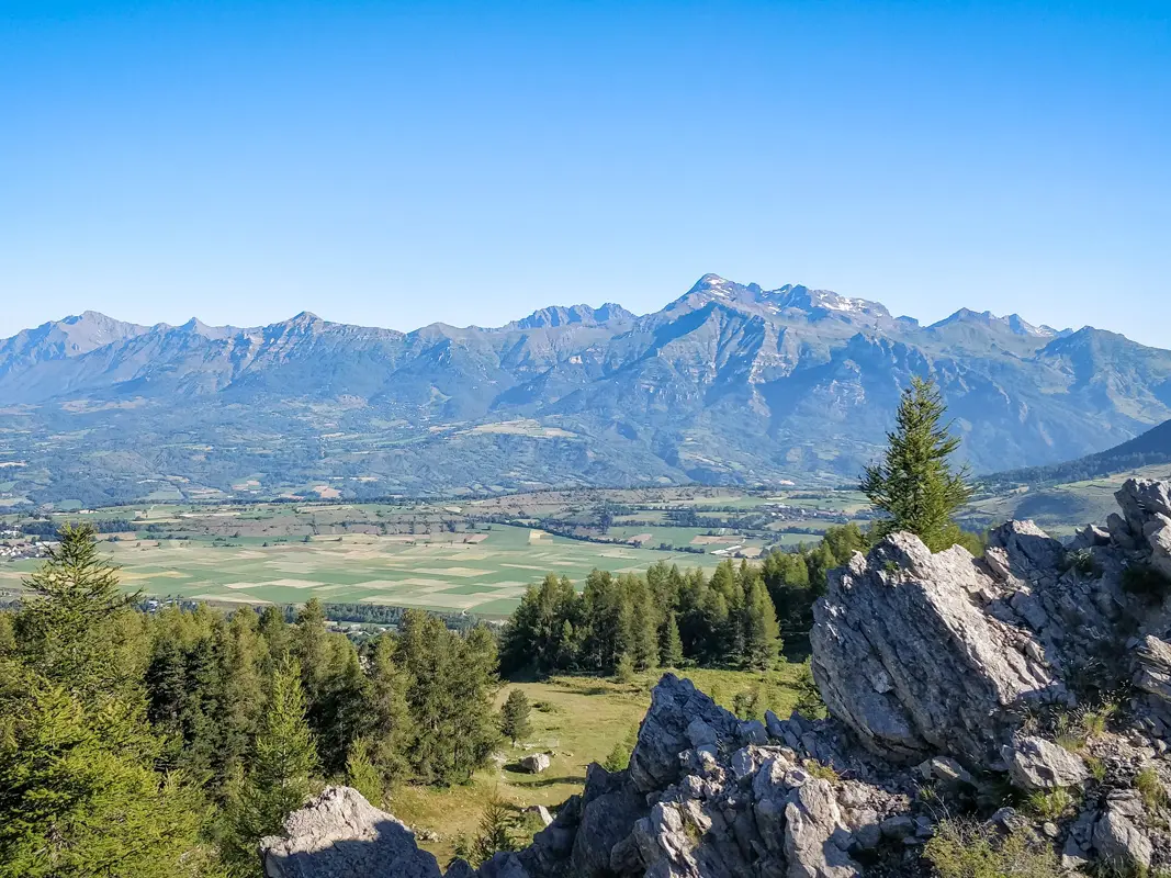 Randonnée vers le Col de Moissière : vue sur la plaine d'Ancelle