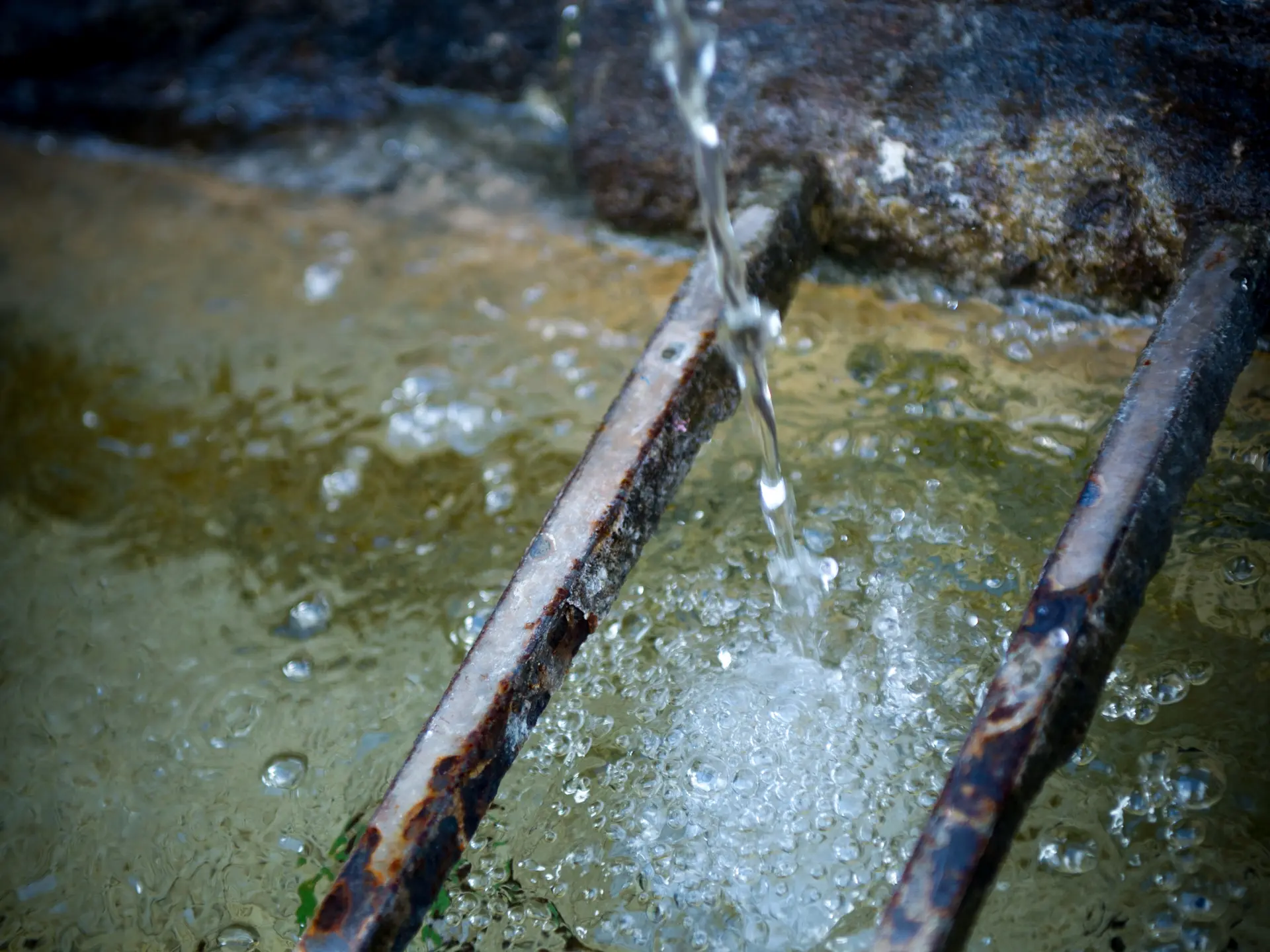 Eau coulant dans fontaine