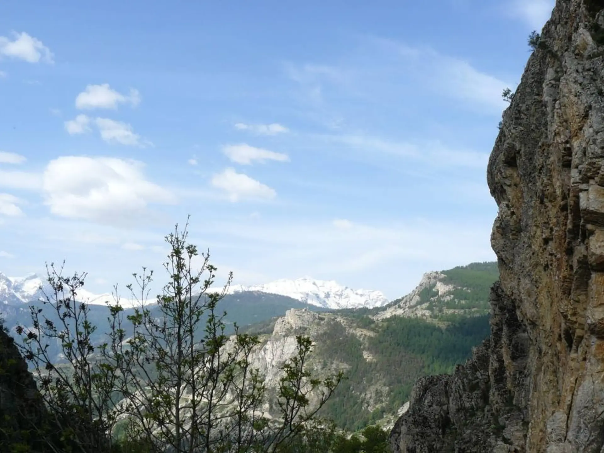 Saint-Martin-de-Queyrières et Rocher Baron au printemps