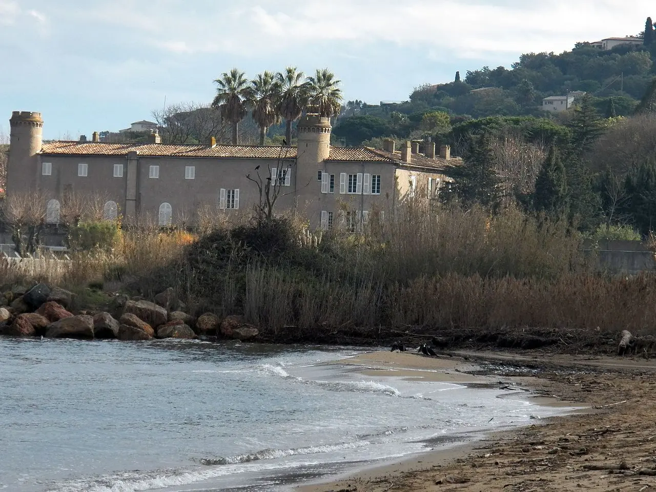 Plage de Bertaud-Marines de Gassin et vue sur le château