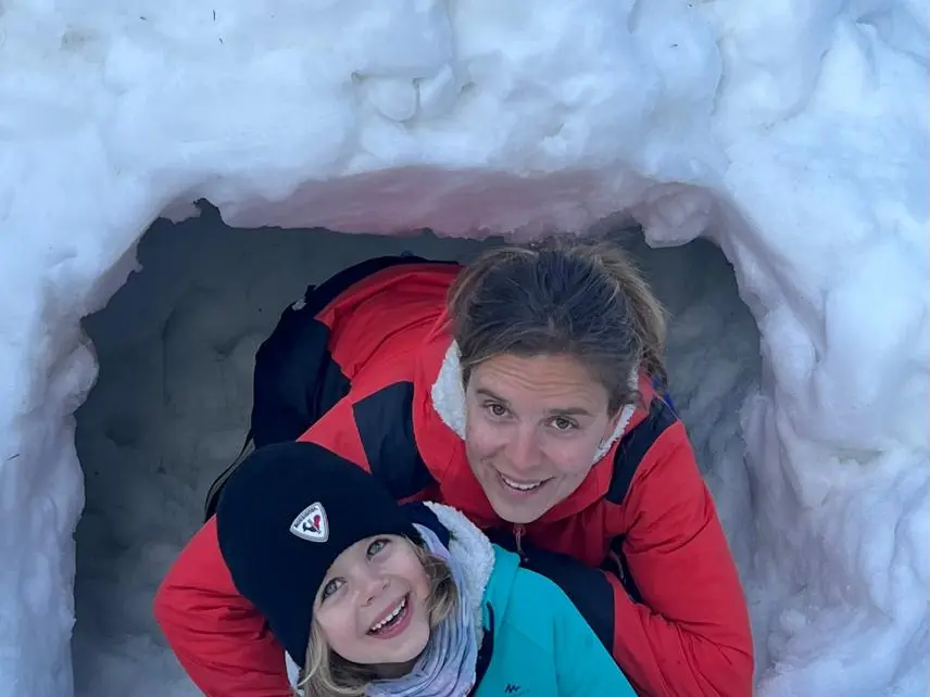 Un enfant et sa mère dans un igloo