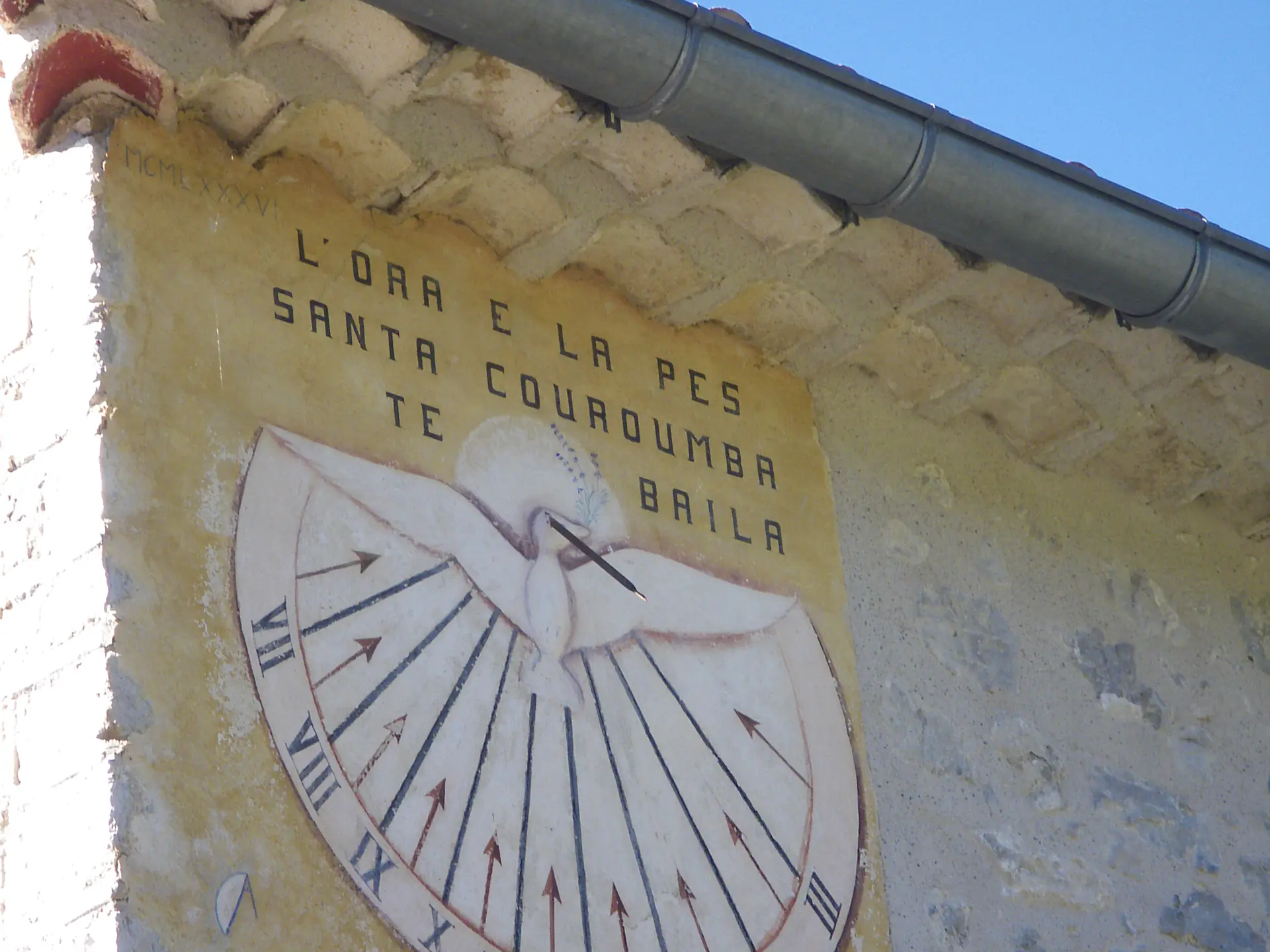 Cadran solaire sur l'église du village