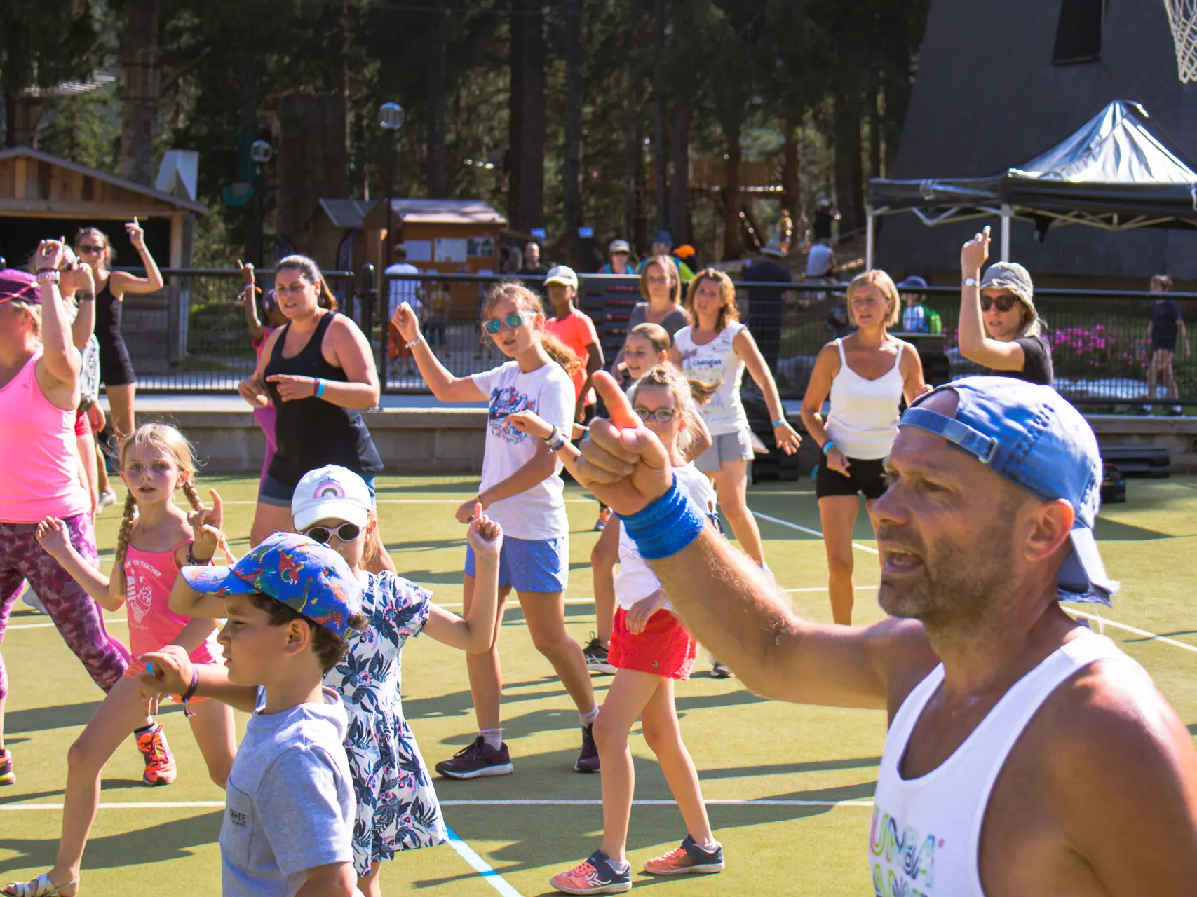 Cours de zumba ayant lieu sur le City Park