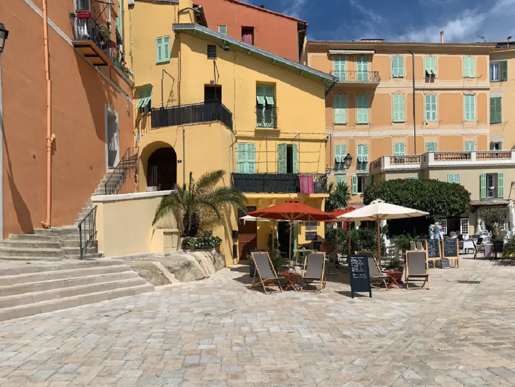 Vue générale de la place ou ce situe le restaurant