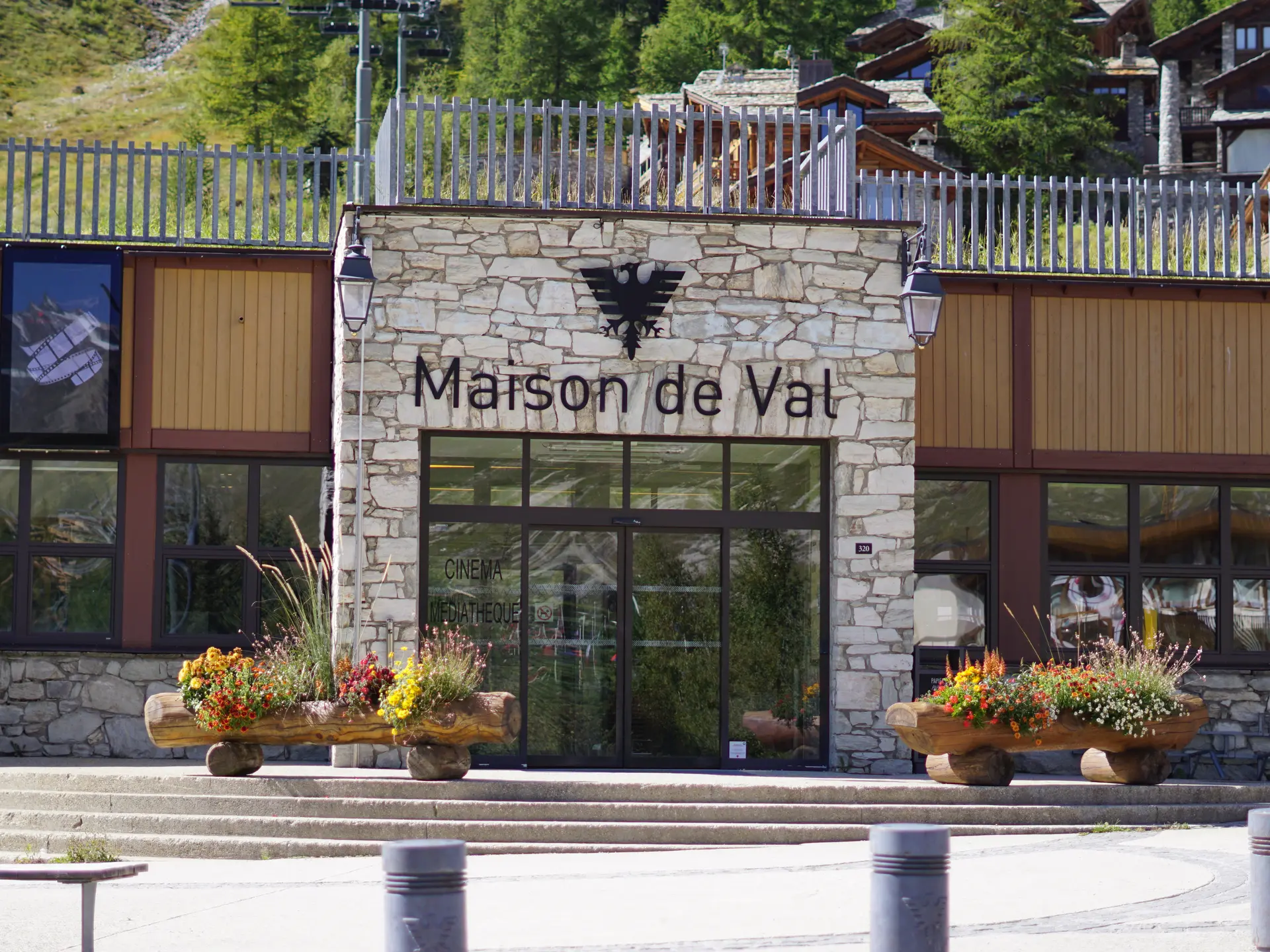 Bâtiment de la Maison de Val, à Val d'Isère.