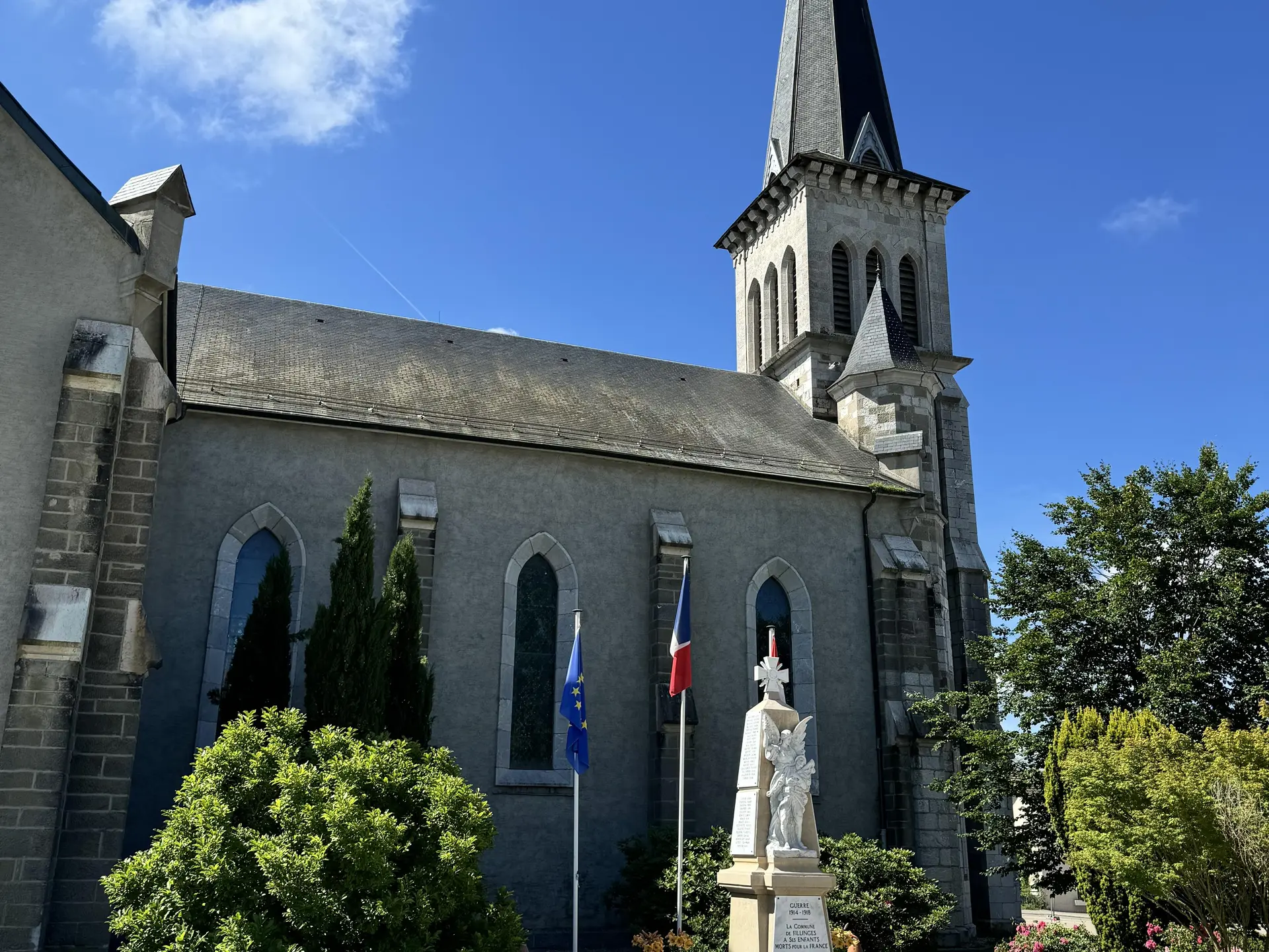 Eglise sur la place principale du Chef-lieu
