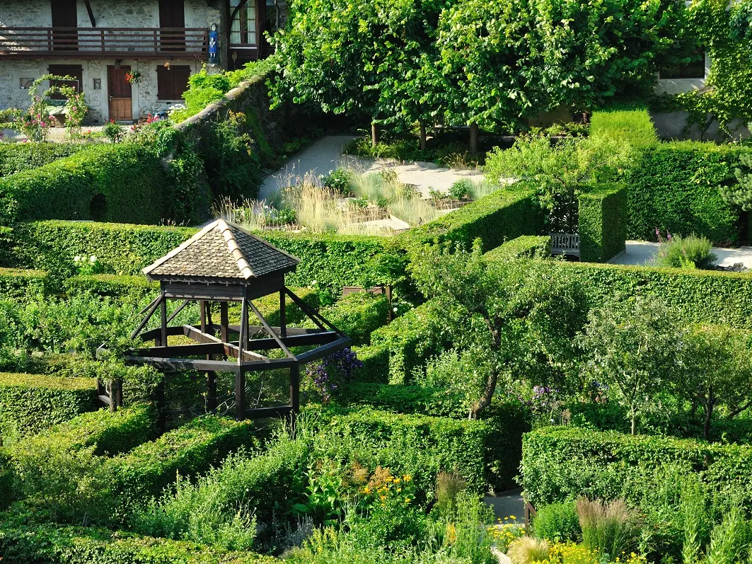 Labyrinthe végétal du Jardin des Cinq sens à Yvoire