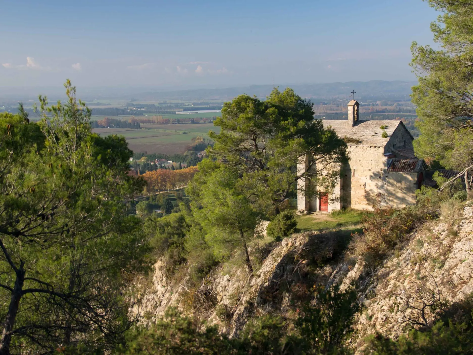 La chapelle surplombe la vallée du Rhône et la plaine de Laurade