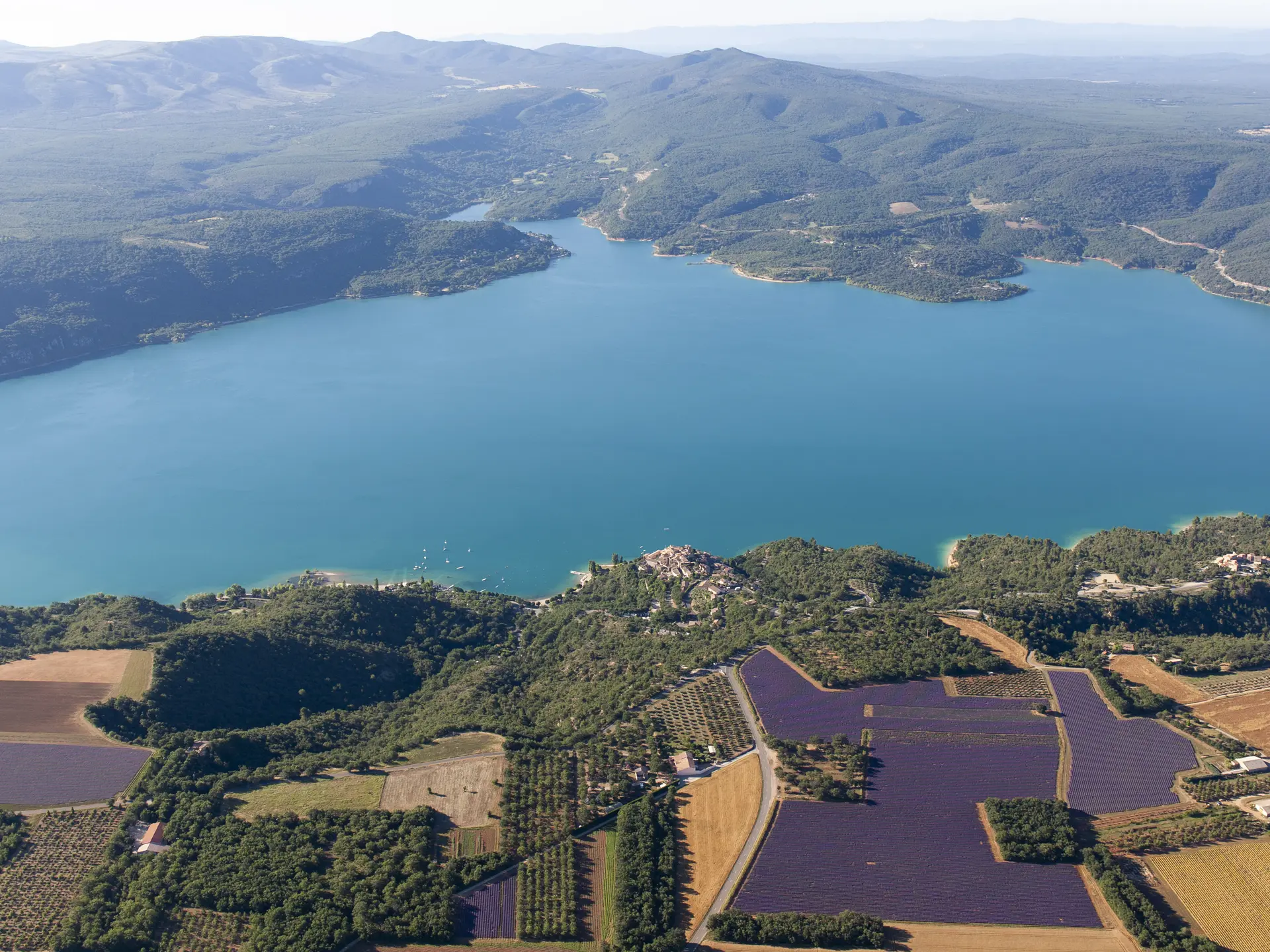 Lac de Sainte Croix, village de Sainte-Croix-du-Verdon, plateau de Valensole, lavande