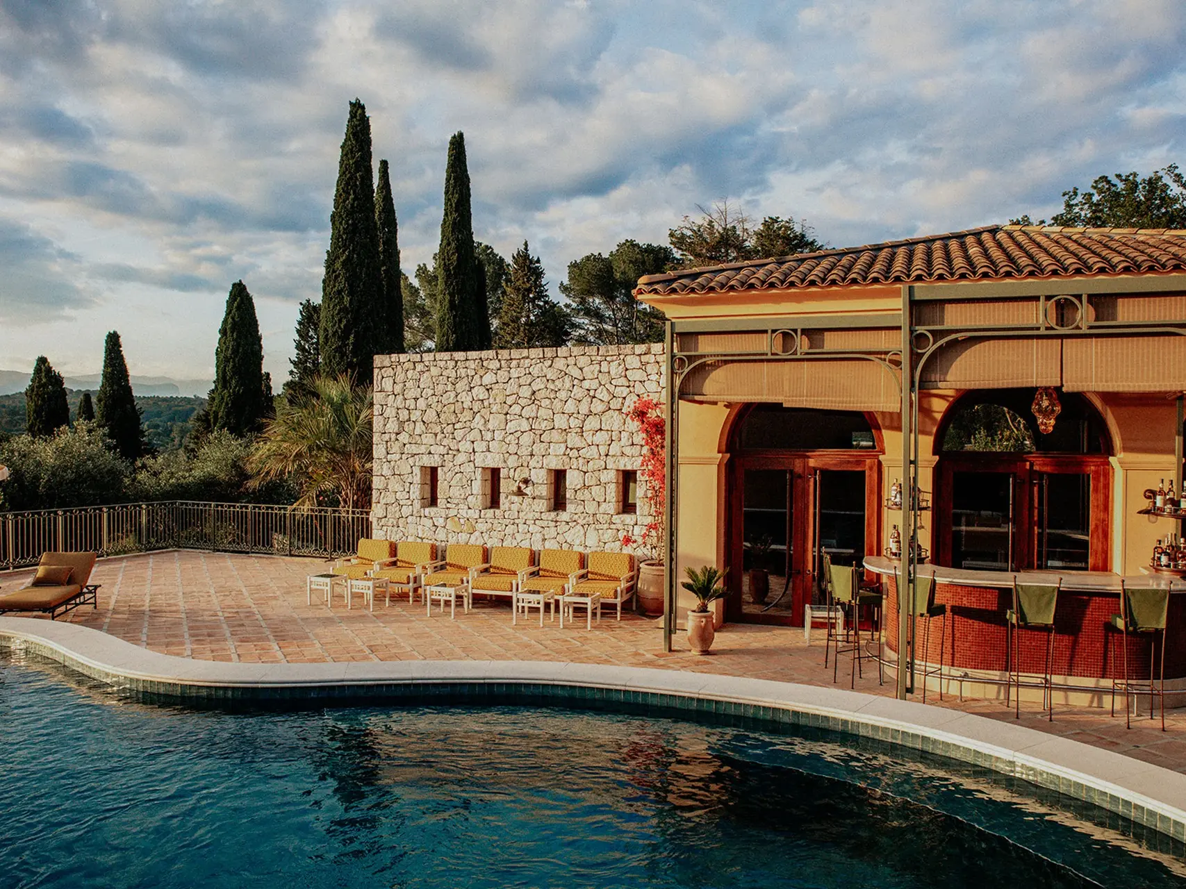 Restaurant Le Pool au bord de la piscine de l'hôtel Mas Candille