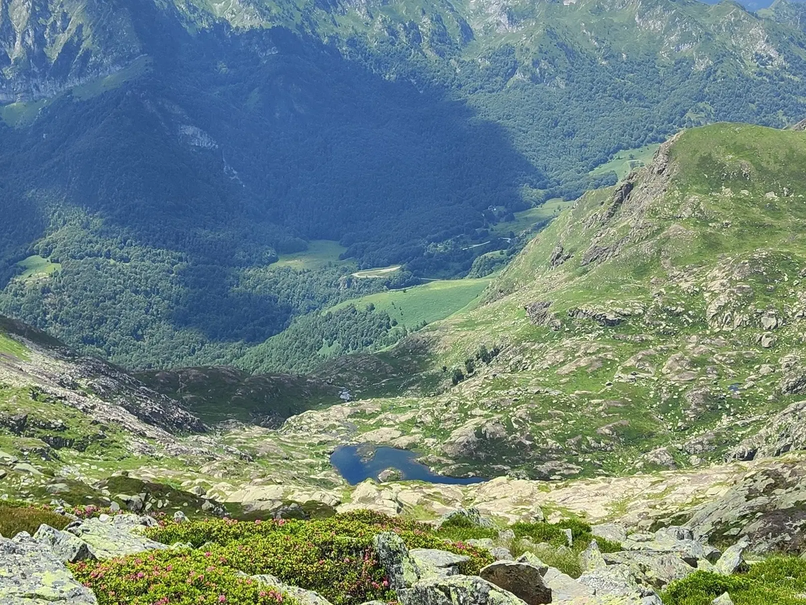 Vue de l'étang d'Arbu depuis les hauteurs