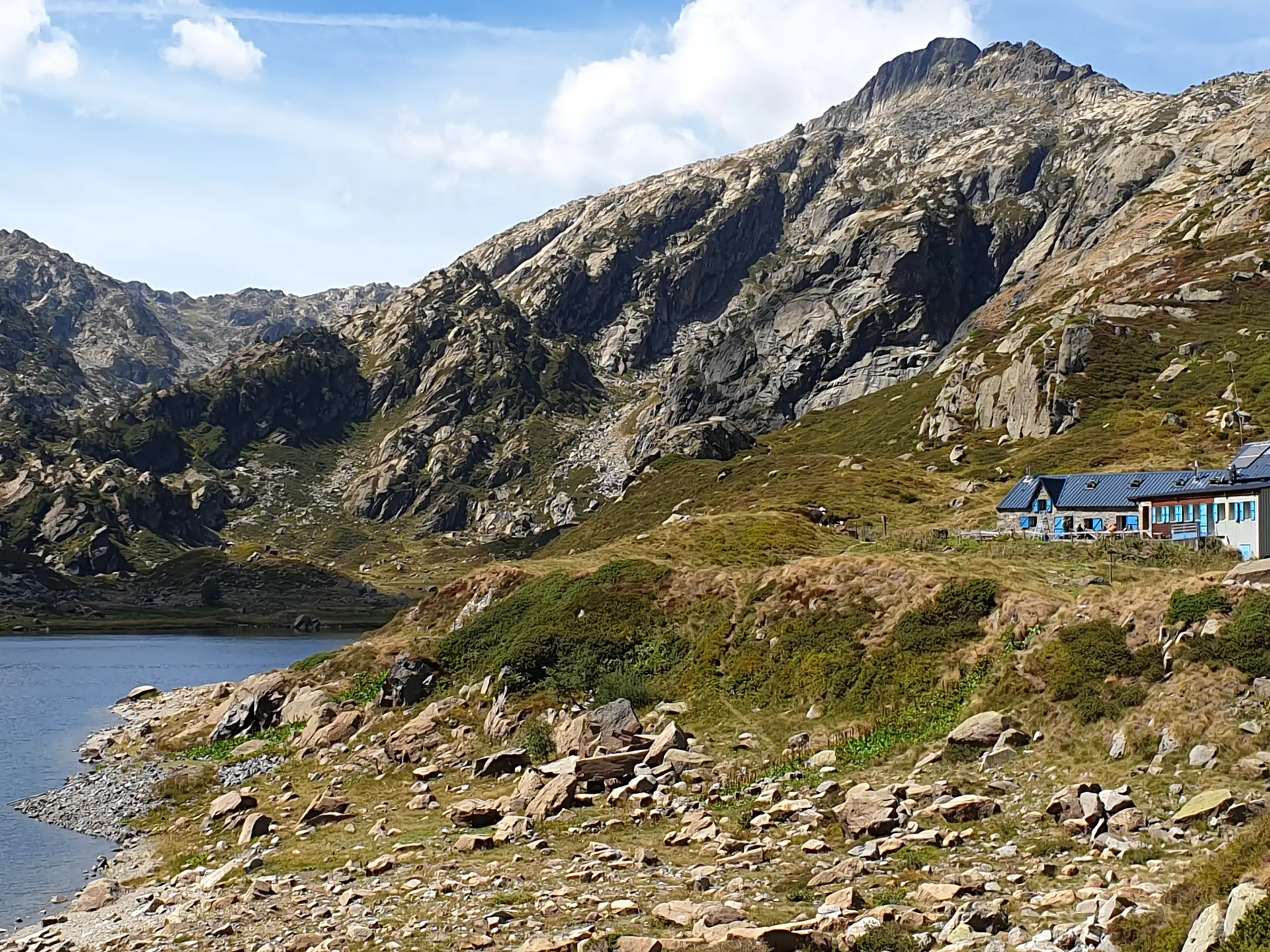 Vue sur l'étang et le refuge d'En Beys
