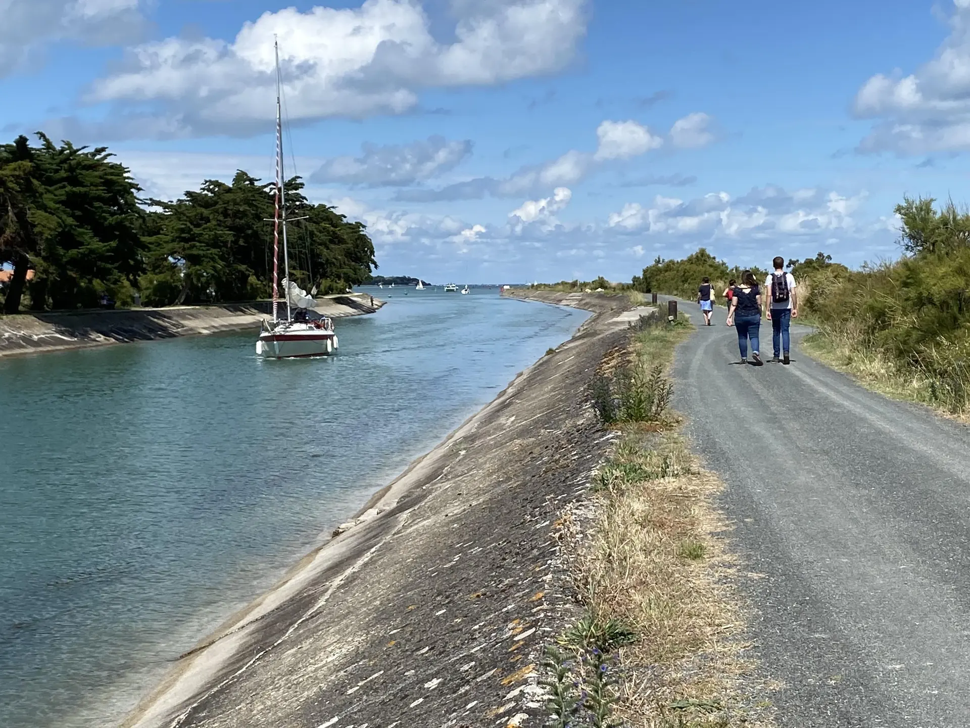 Promenade le long du chenal d'Ars-en-Ré