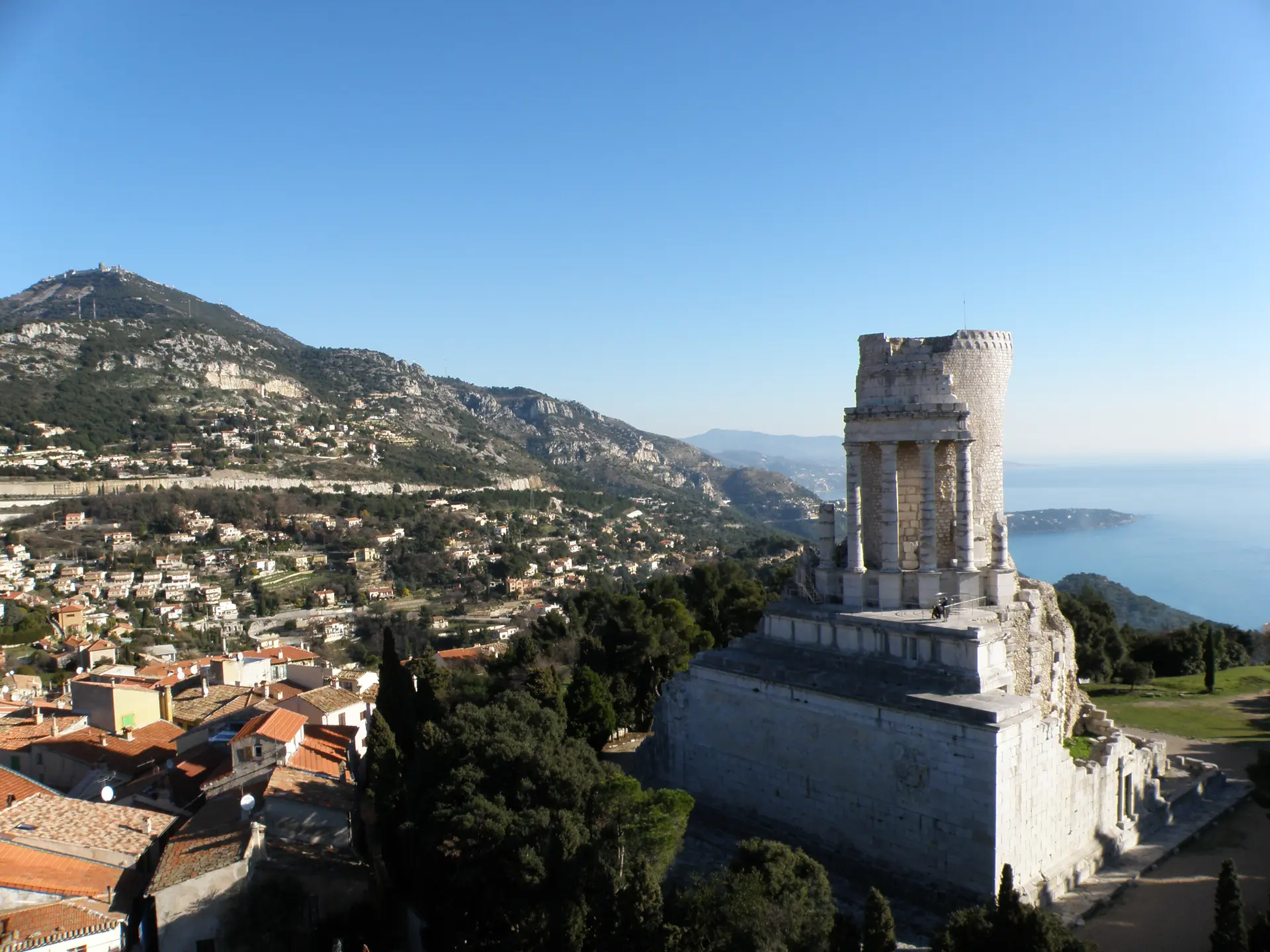 Vue sur le Trophée d'Auguste