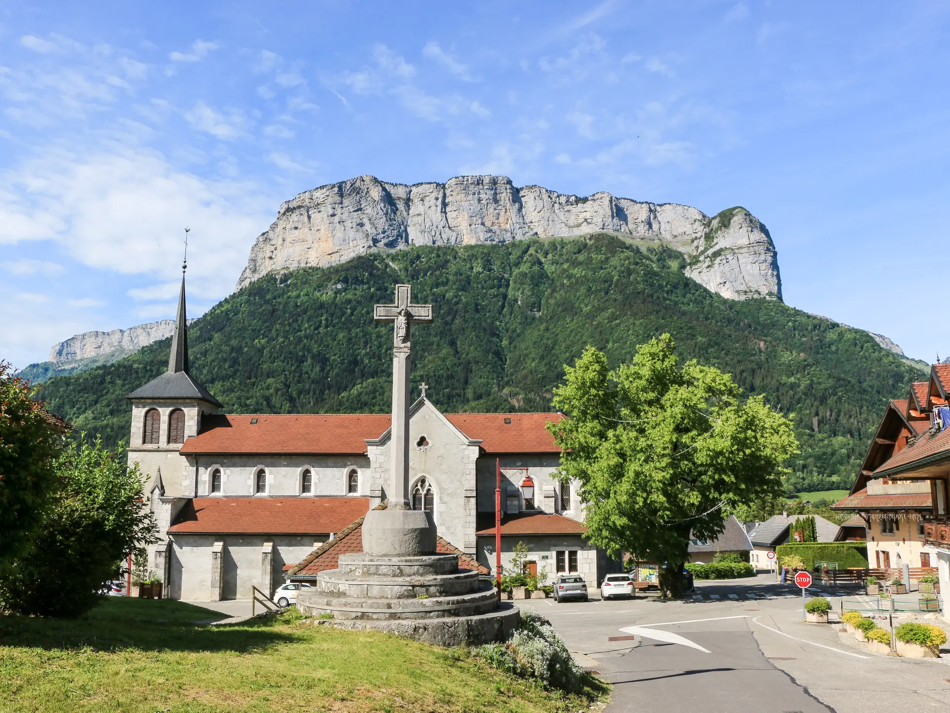 Place de l'église du village d'Alex, entre Annecy, Thônes et la vallée des Aravis