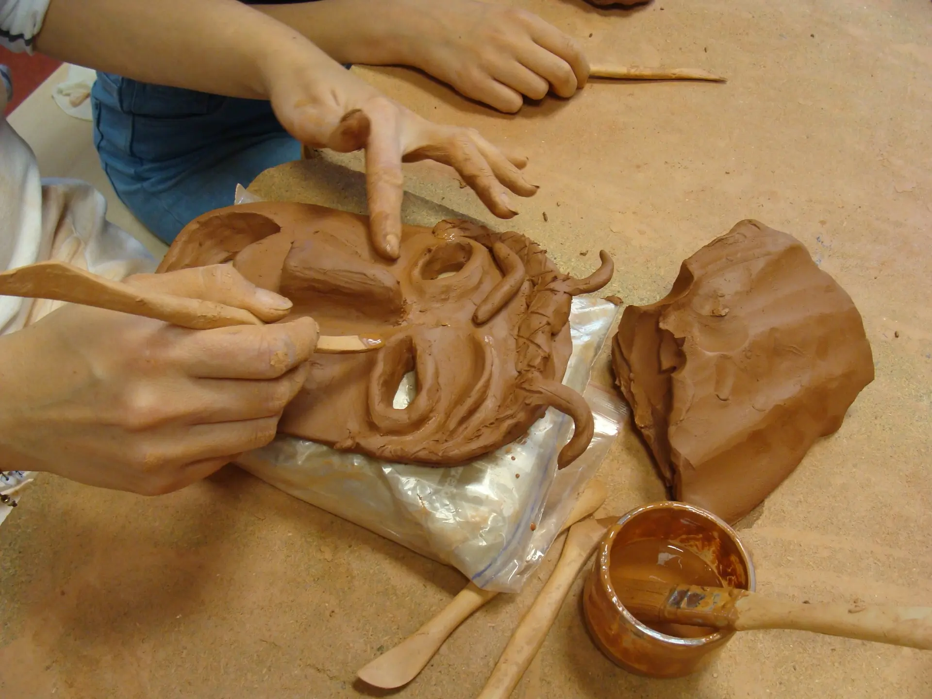 Atelier masque en argile