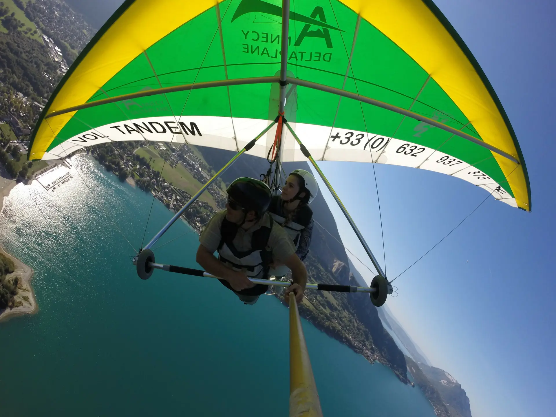 vol performance en deltaplane au dessus du lac Annecy