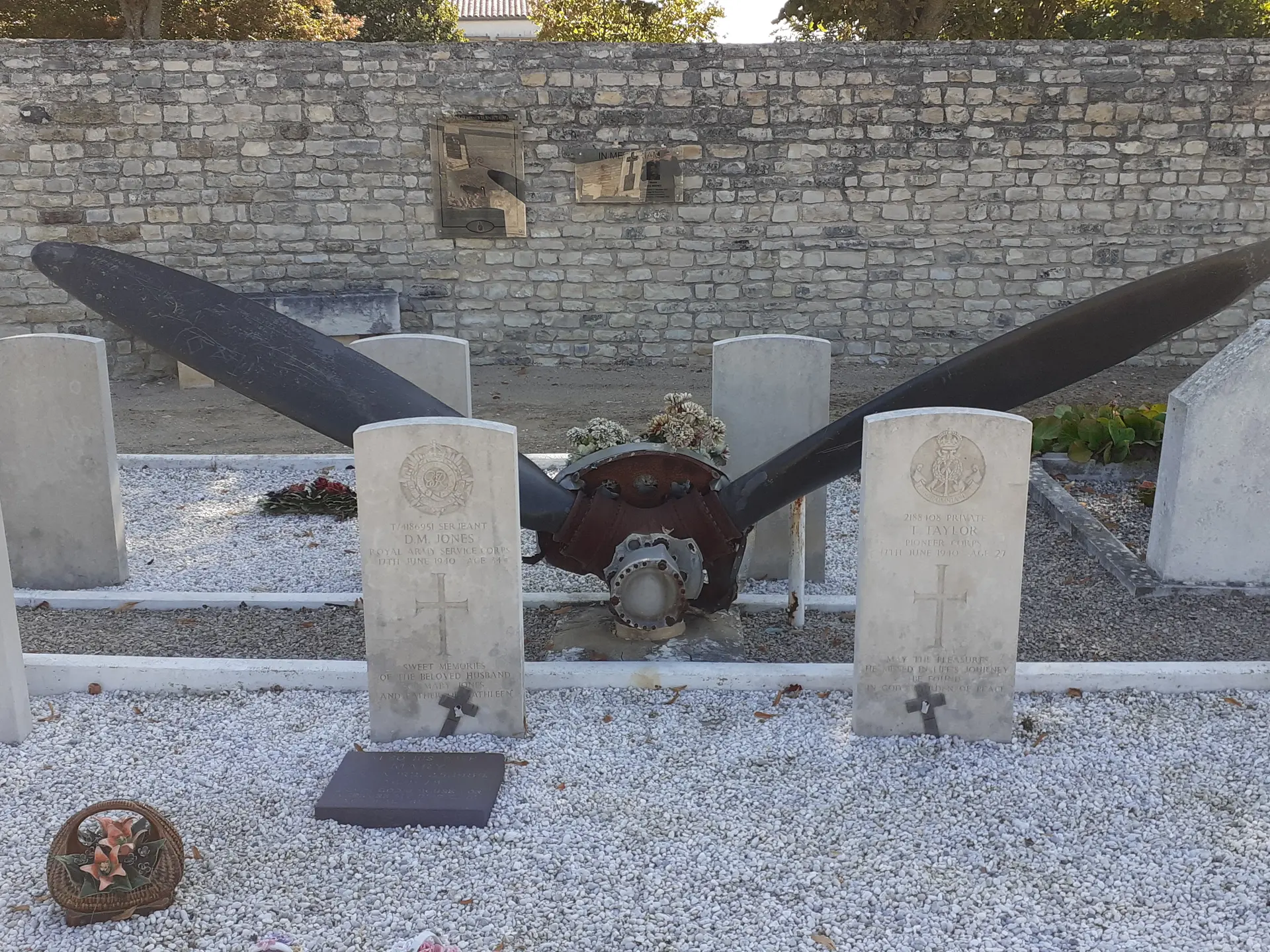 Hélice du Commonwealth et les tombes alentours