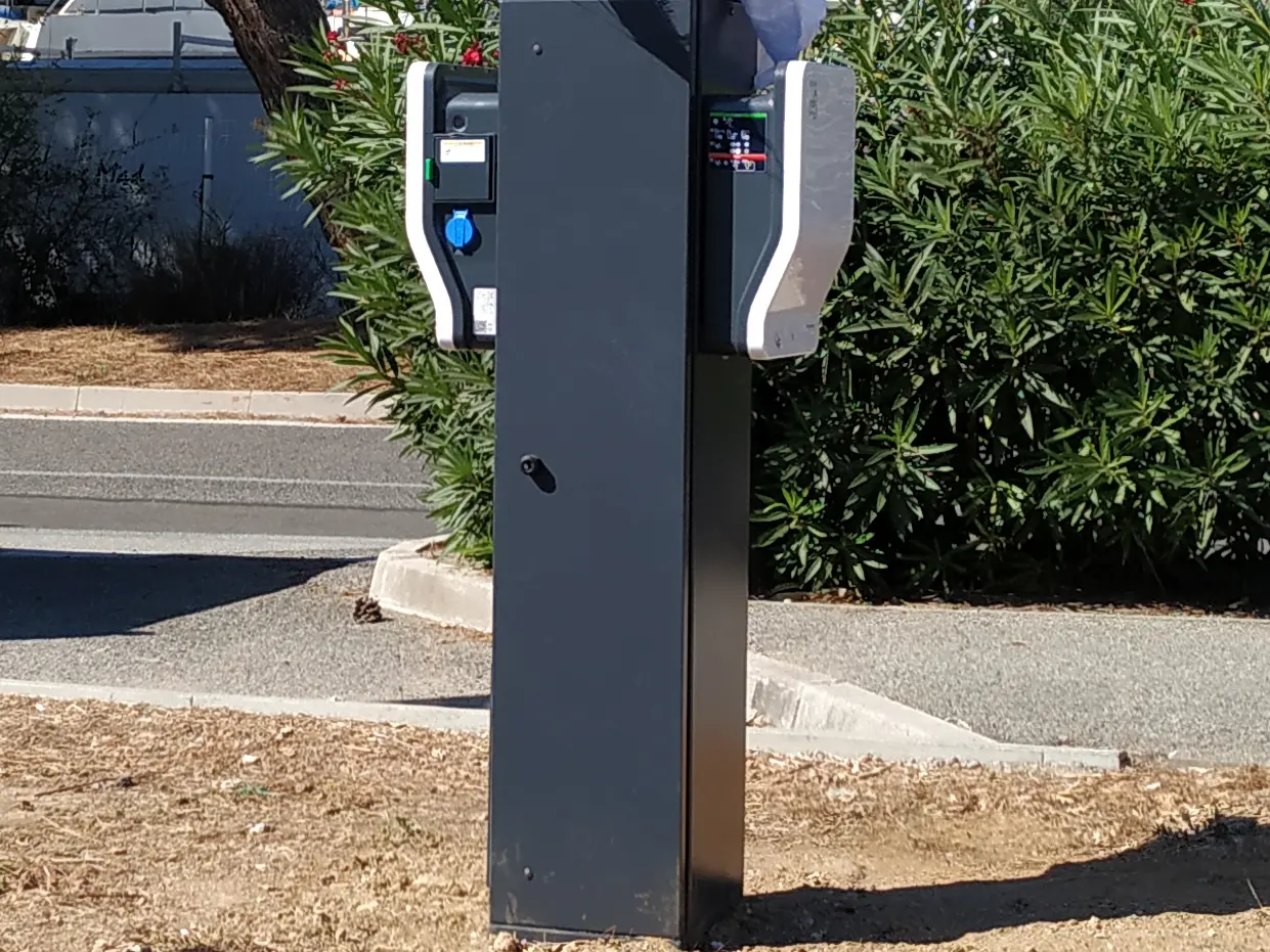 Borne électrique lors de son installation aux Marines de Gassin