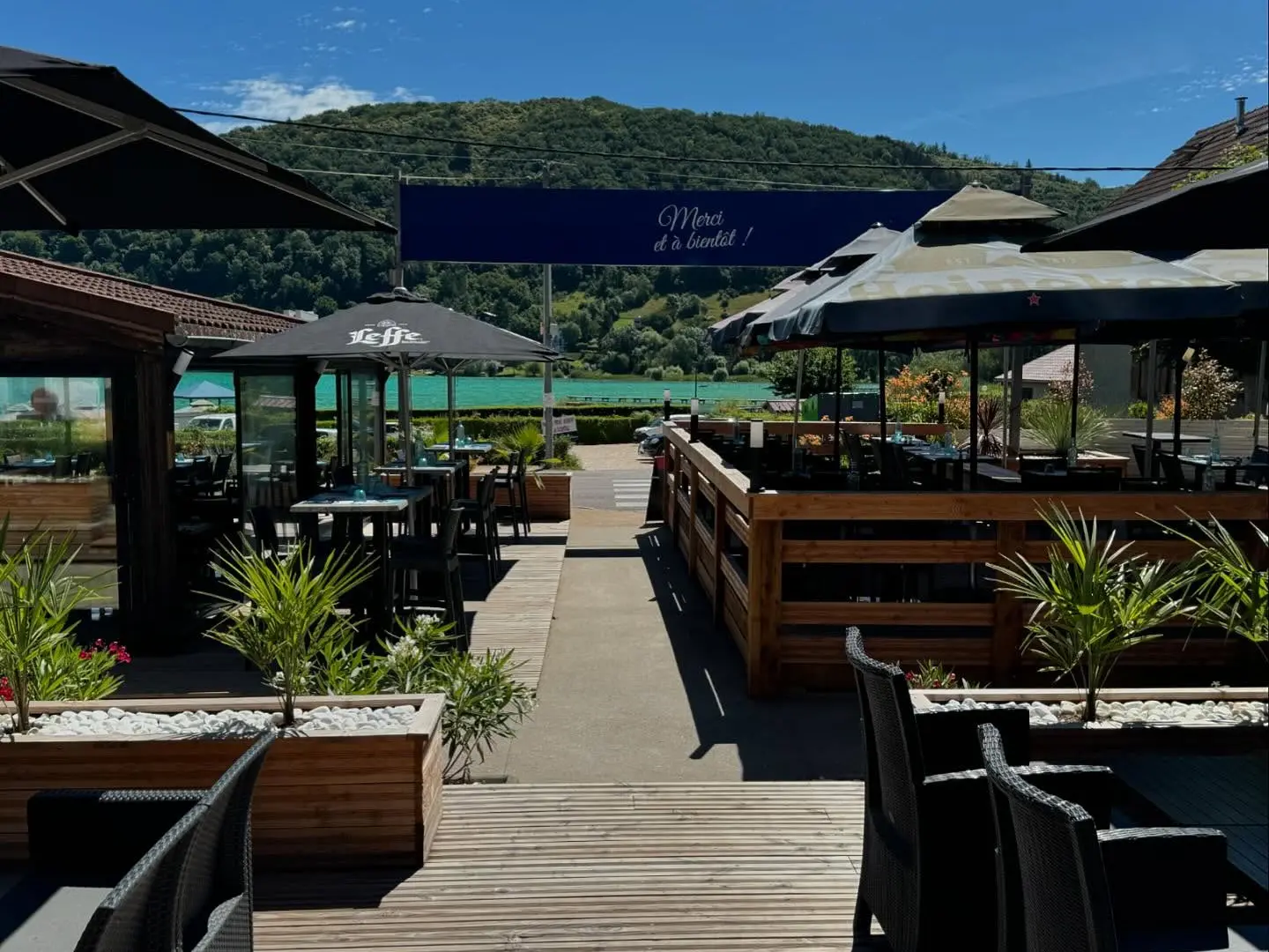 Terrasse en bois et ombragée avec vue sur le lac et les monts alentours