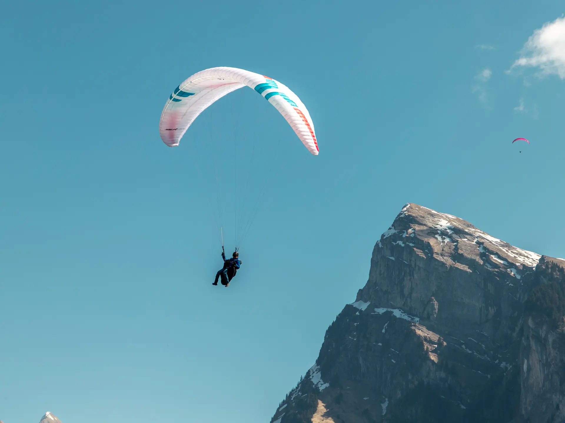 Parapente en vol devant le Criou