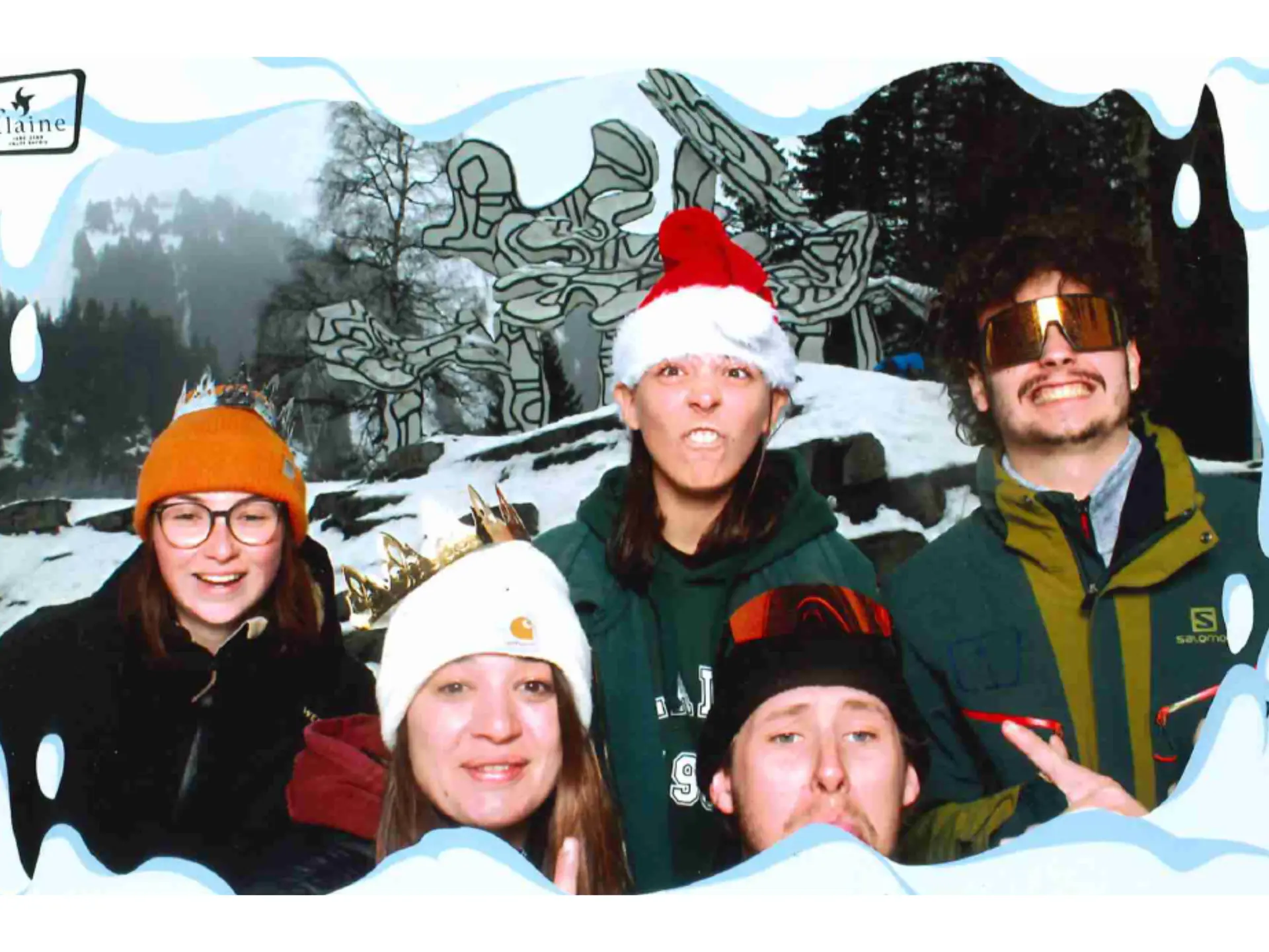 Une photo du photobooth avec plusieurs personnes