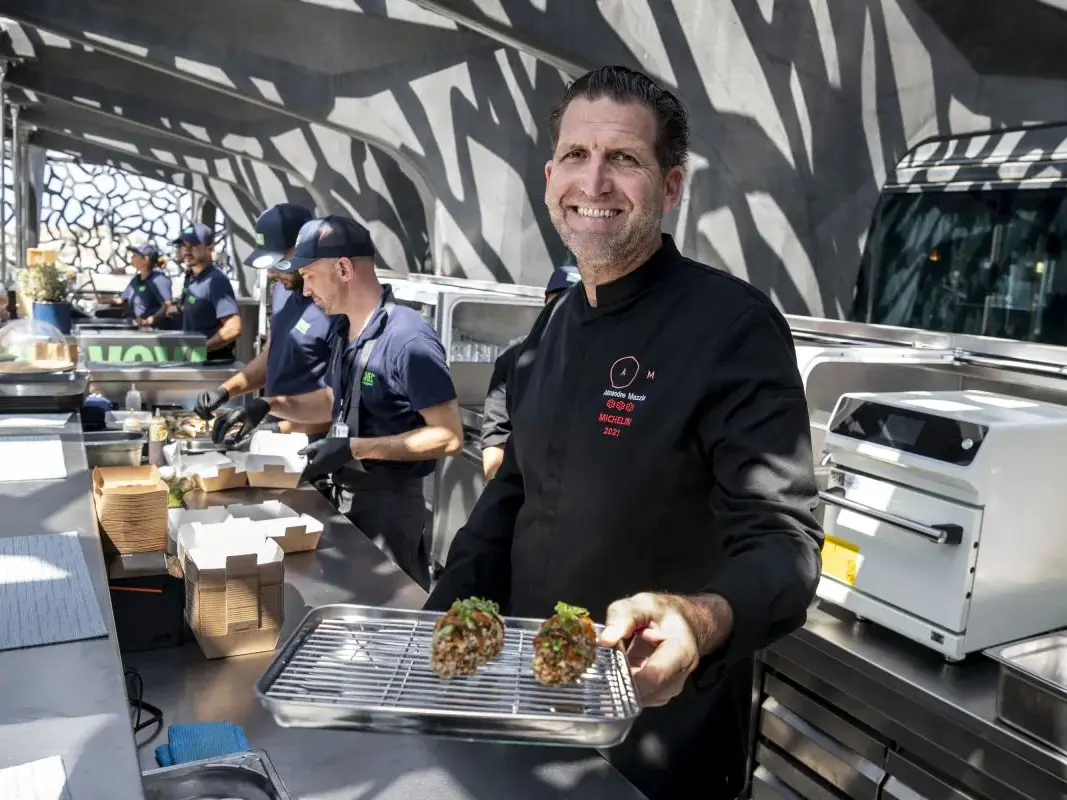 chef A. Mazzia avec un plat