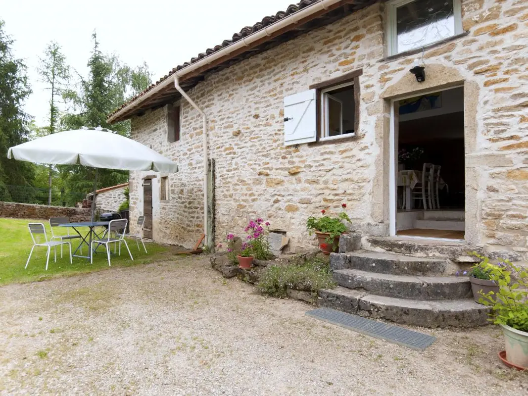 Détail de la façade, entrée du gîte.