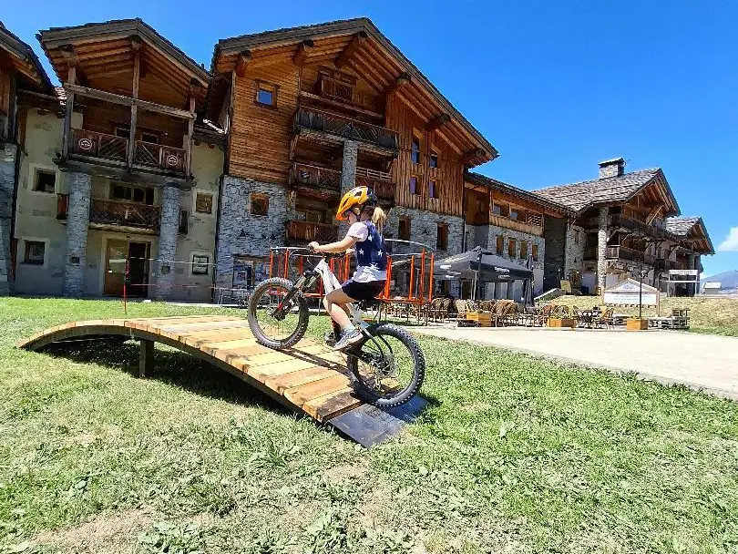 Enfant sur un VTT sur une rampe en bois