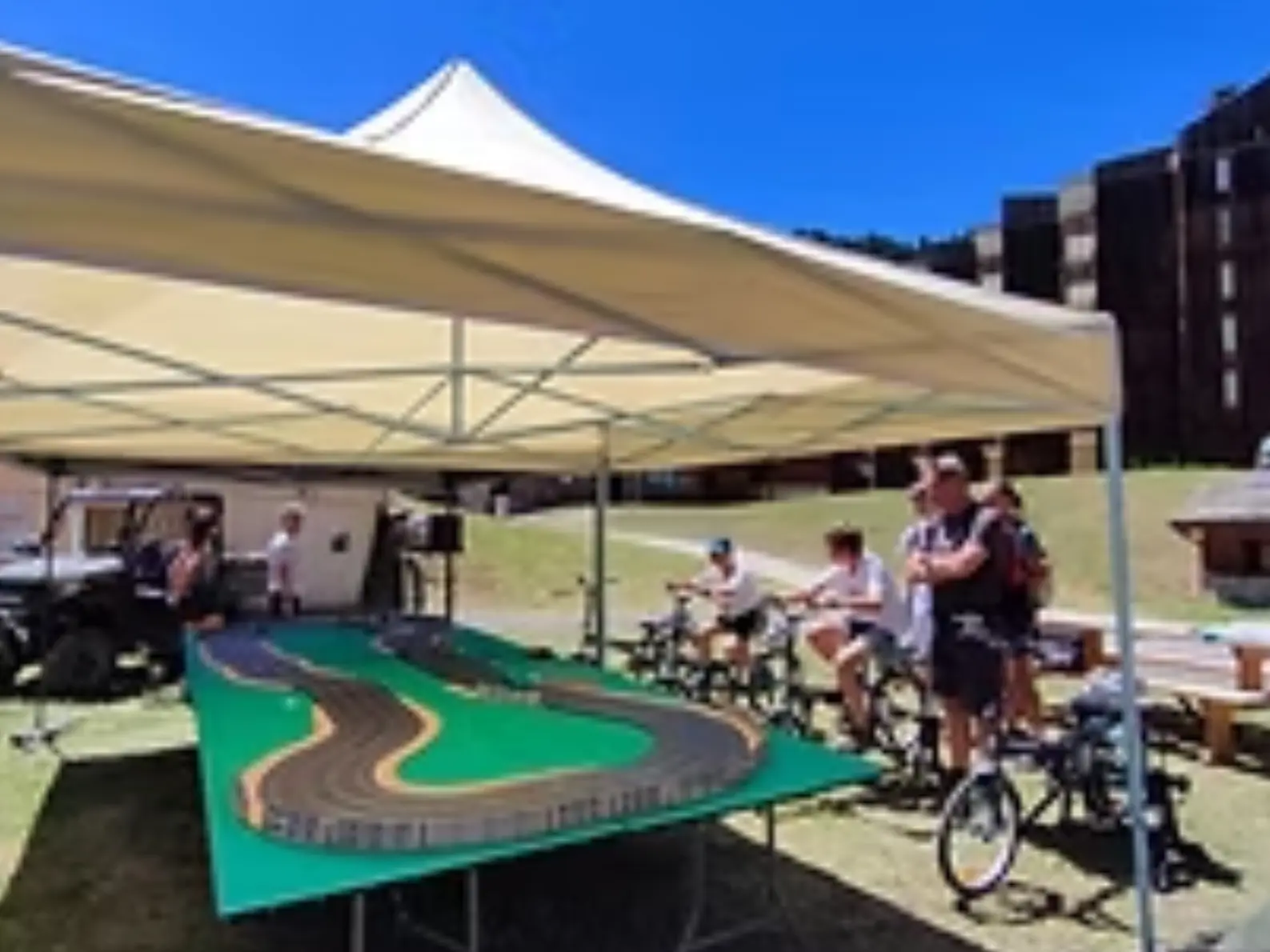 Personnes pédalant pour faire avancer leur petite voiture sur circuit