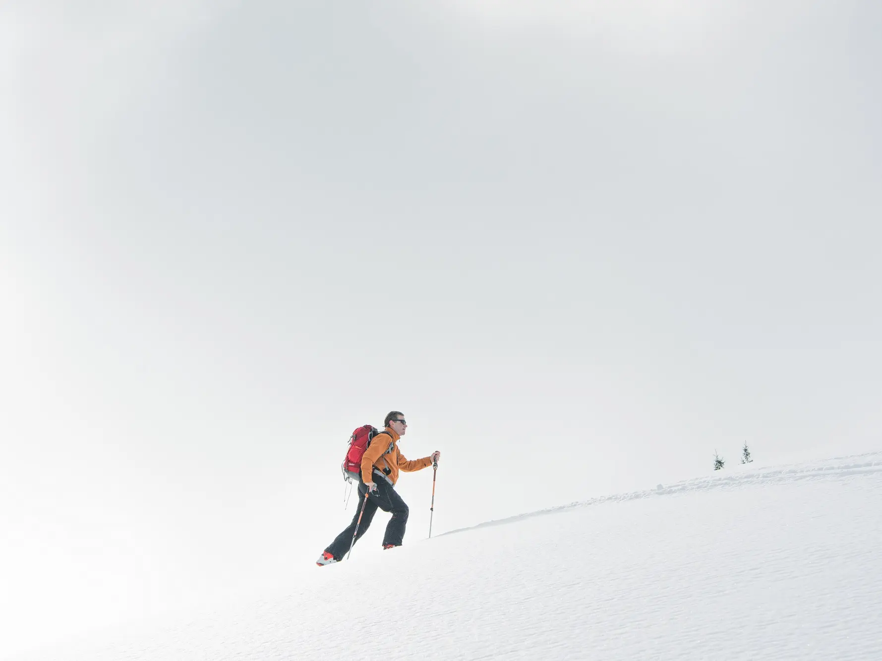 Personne pratiquant le ski de randonnée