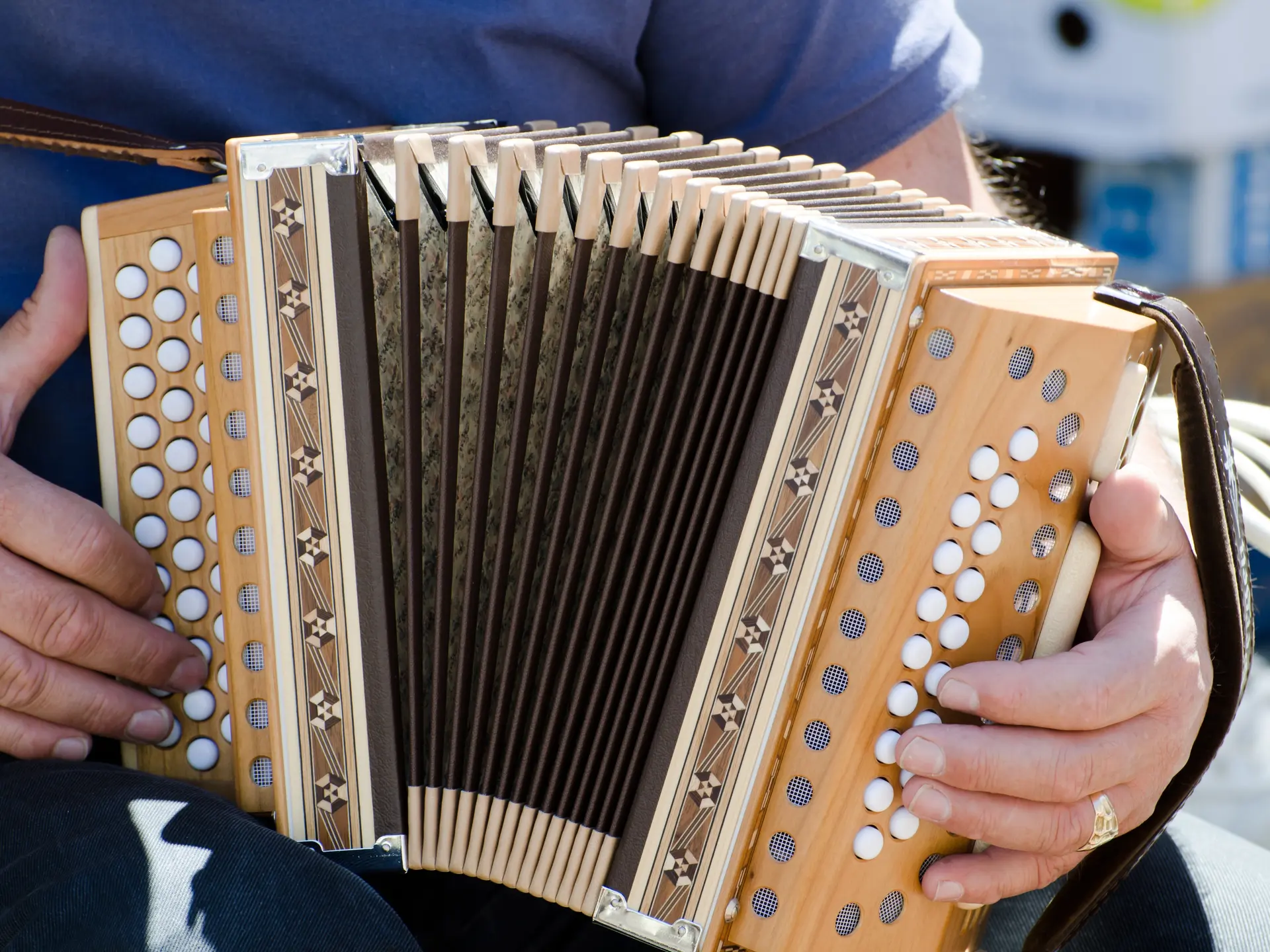 Vue rapprochée d'un homme jouant de l'accordéon