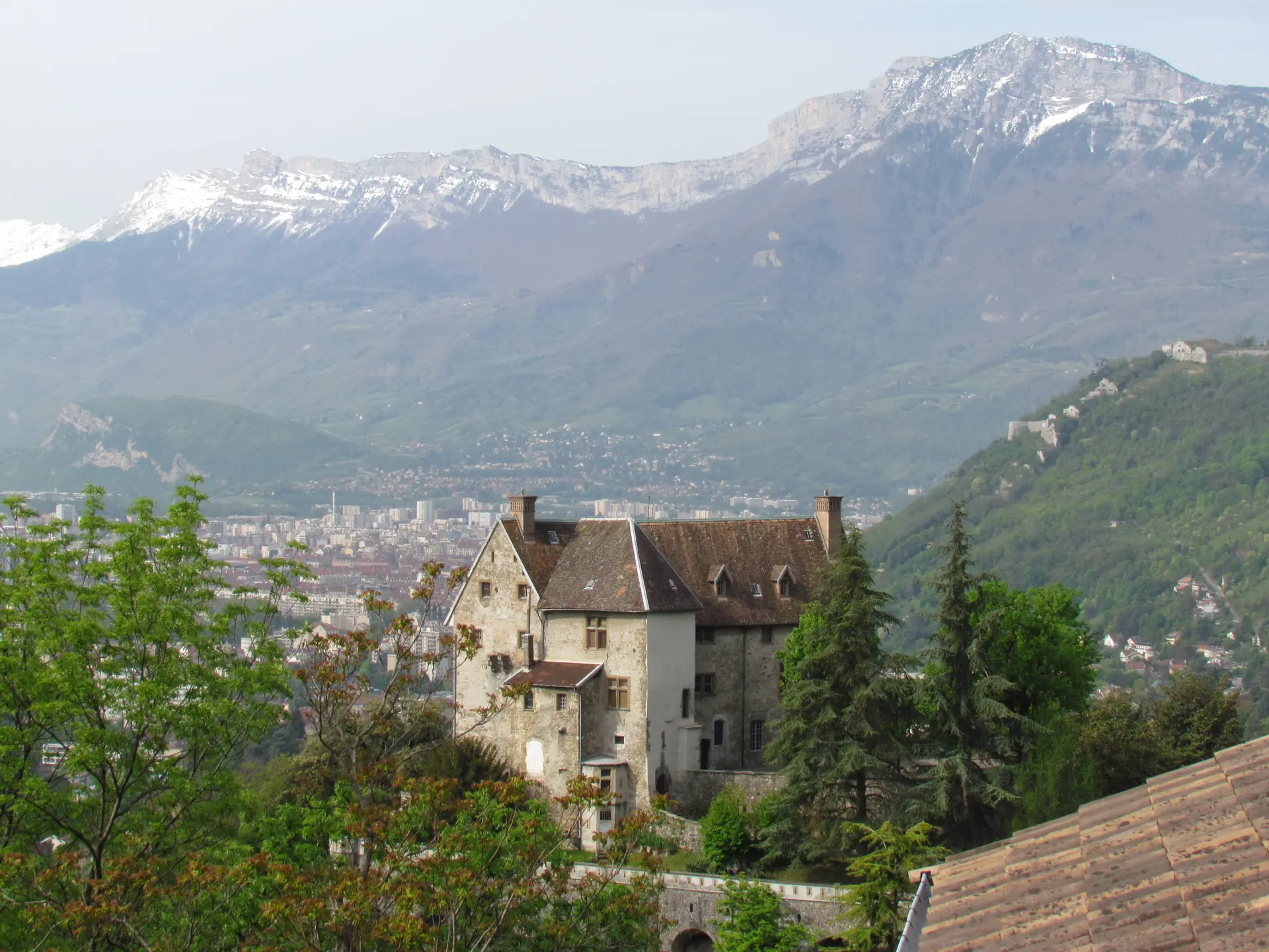 Château de Bouquéron et vue sur le Vercors