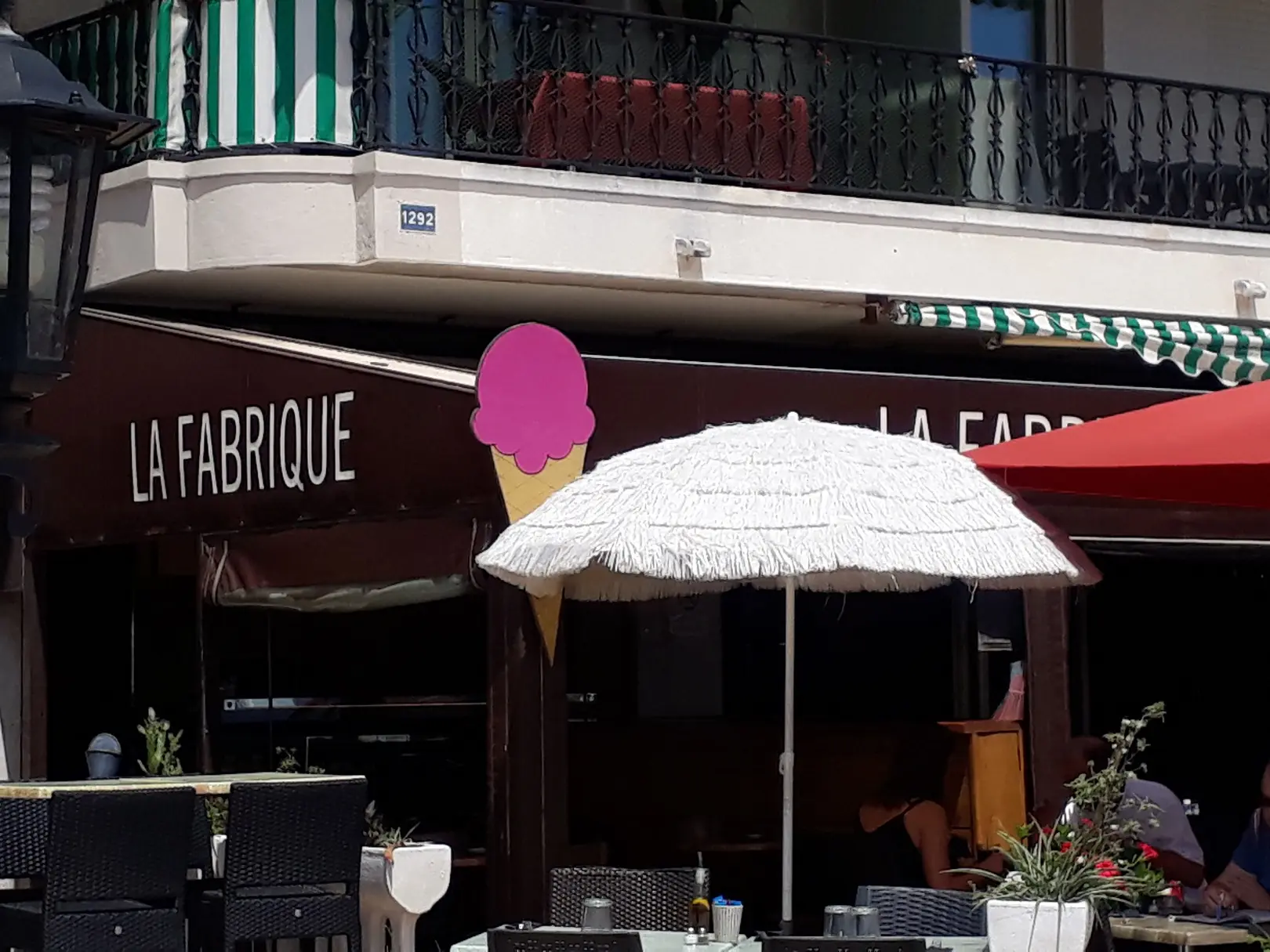 Vue des parasols recouvrant la terrasse du restaurant La Fabrique