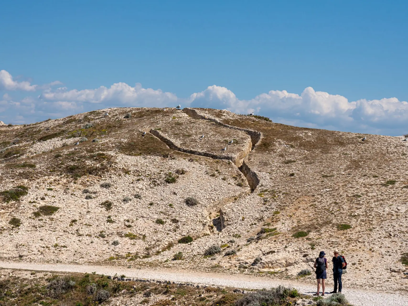 randonneurs et ancien chemin fortification