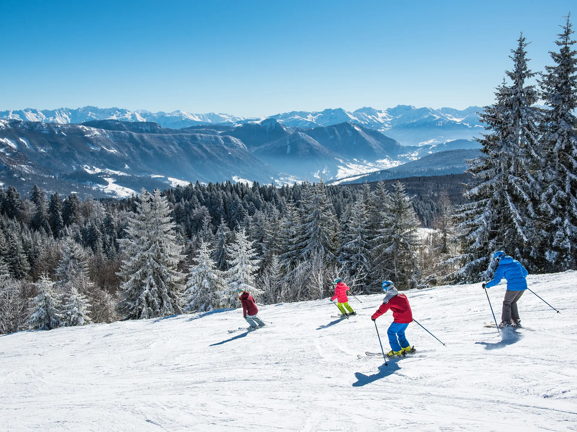 Ski alpin en famille à La Féclaz avec vue sur la chaine des Belledonnes