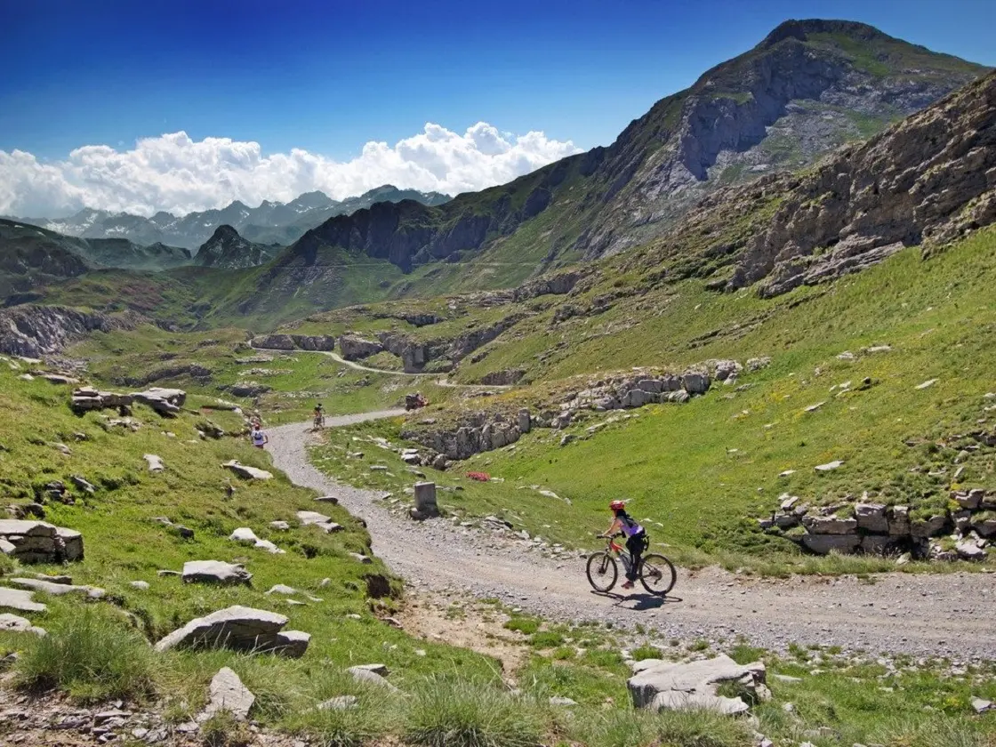 Randonneurs, Vététistes, Quad évoluent le long de la haute route du sel