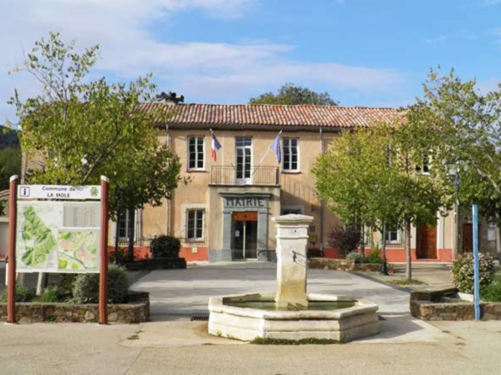 Façade Mairie La Mole