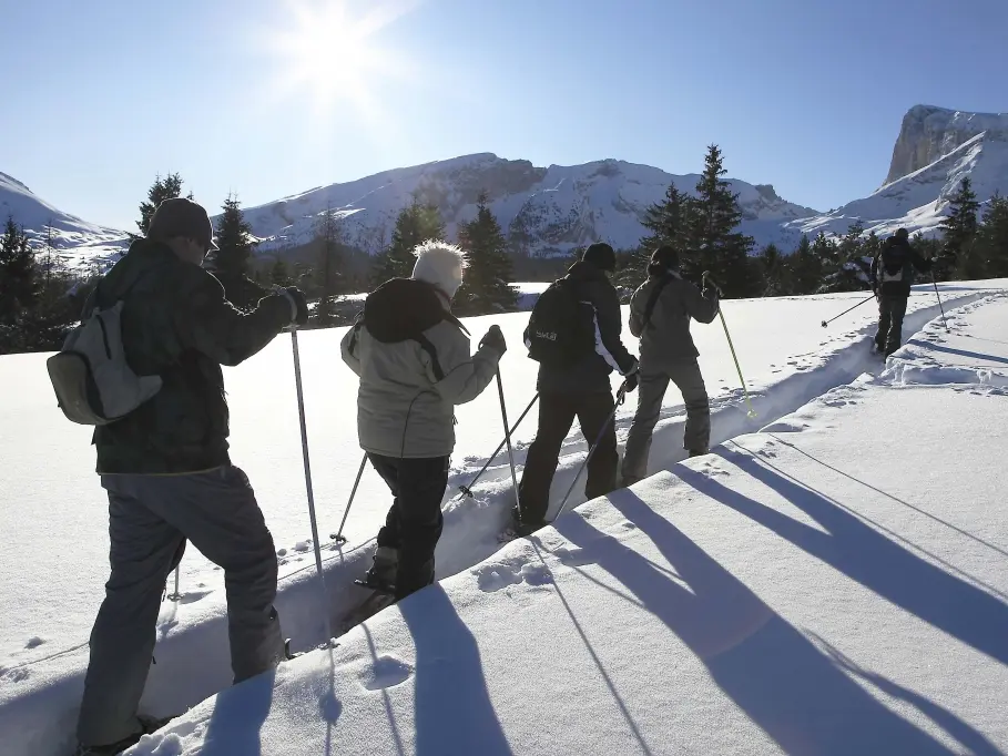 Sortie en raquettes avec Nature Evasion Dévoluy, accompagnateurs dans le Dévoluy, Alpes du Sud.