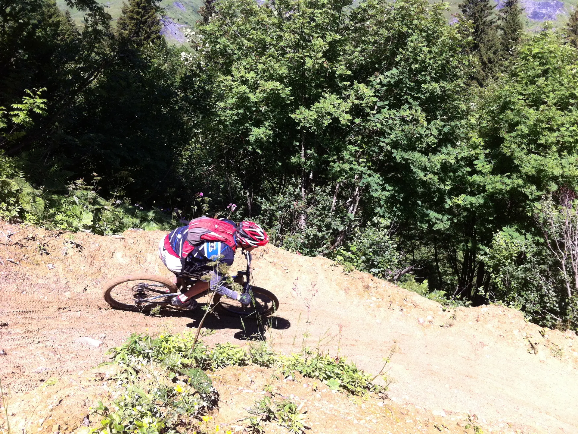 Personne en VTT de descente
