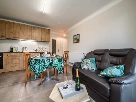 Cuisine ouverte sur le séjour avec table à manger