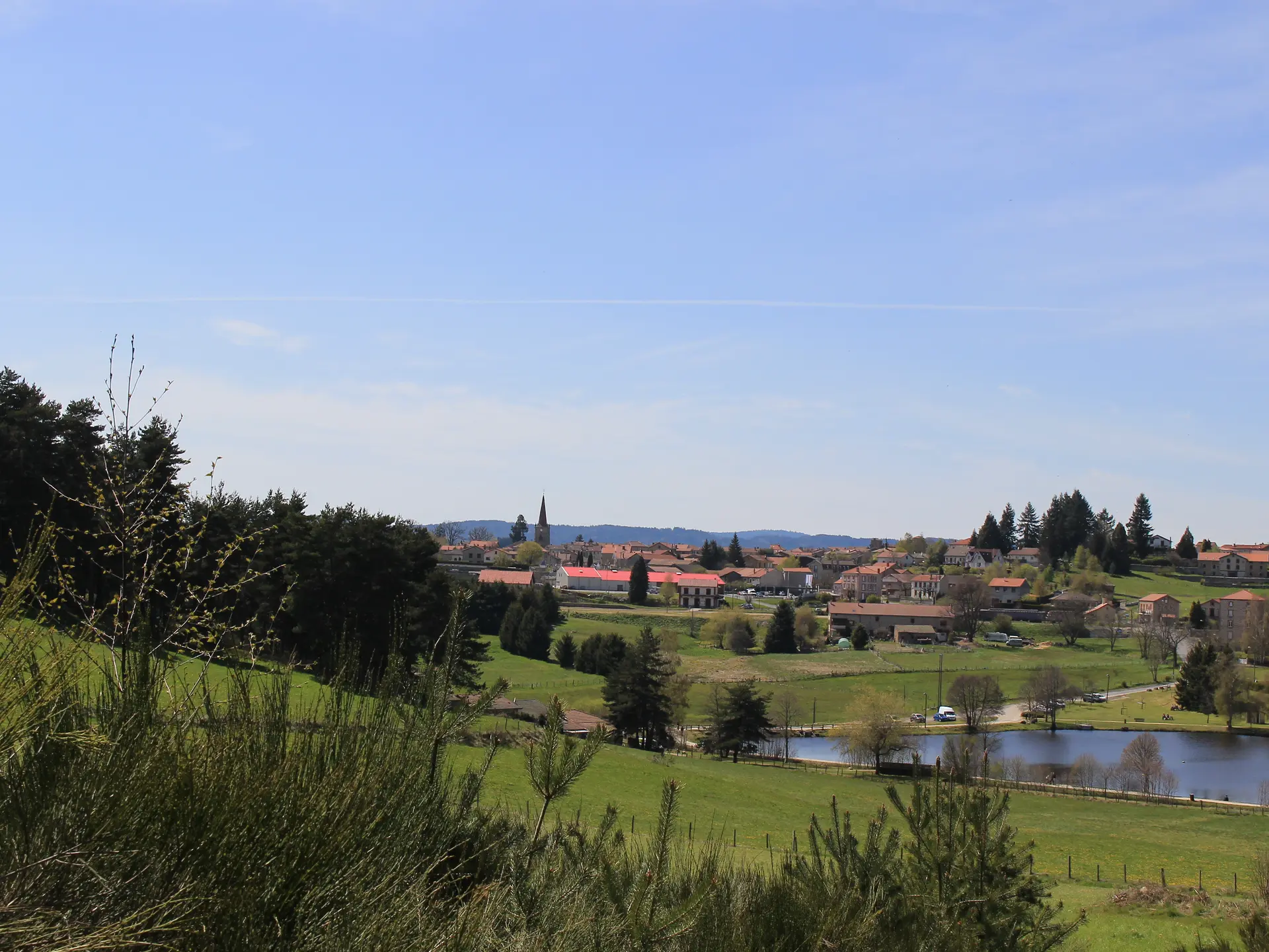 Panorama depuis le Bois de la Brugne sur le plan d'eau et le village