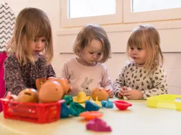 Trois petites filles jouant à la micro-crèche La p'tite ruche