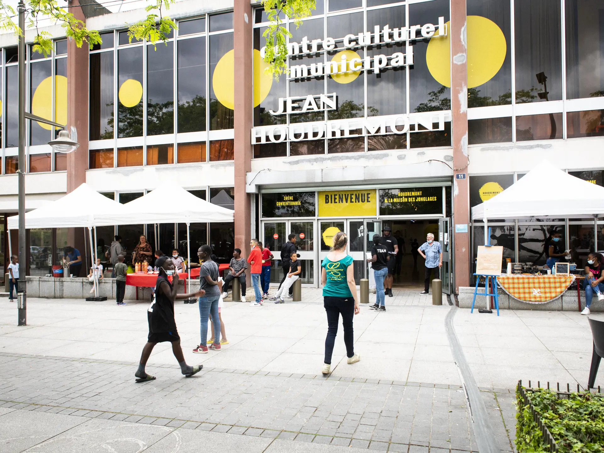 Jeune Stival devant le centre culturel Jean Houdremont